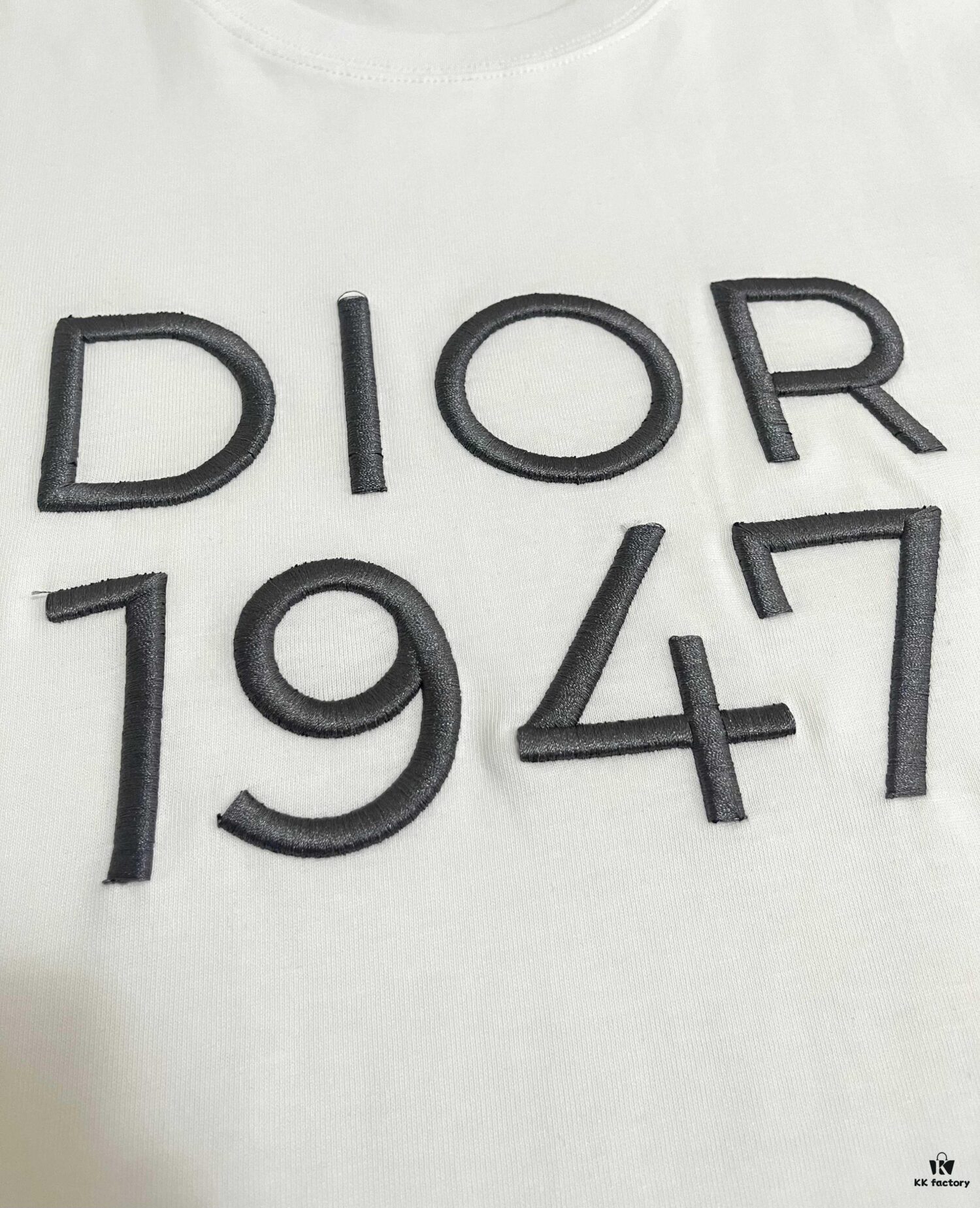 DIOR Dior Embroidered Round Neck Short Sleeve T-Shirt, 280g Double-Layer Pure Cotton Fabric, Exquisite Thousands-of-Needle Embroidery on Chest, Soft and Comfortable Fit, Premium Three-Label Version, Unisex Design