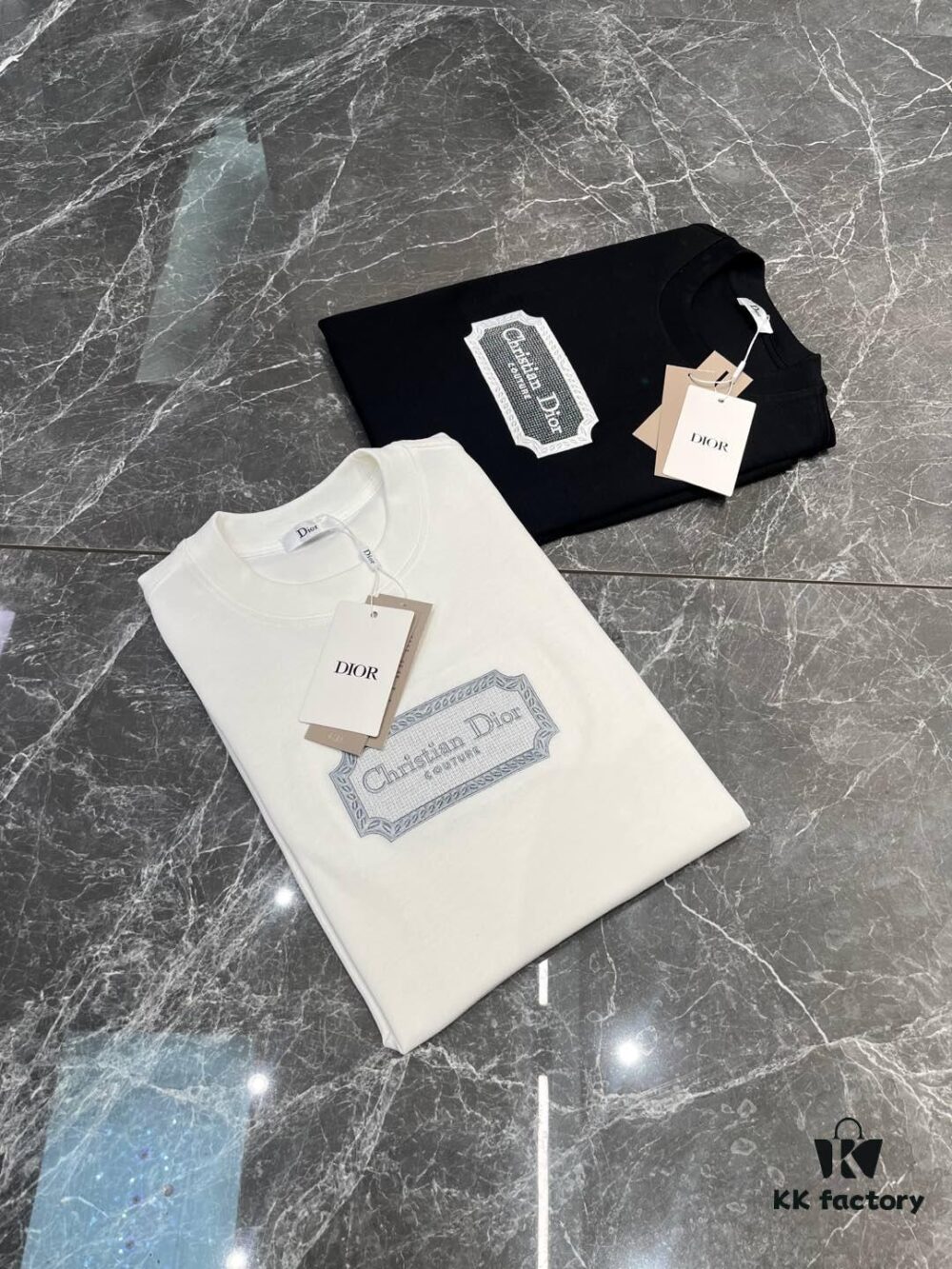 DIOR 25SS New Arrival Round Neck T-Shirt! Must-Have for Fashion Enthusiasts! Classic Embroidered Logo Design, Timeless Color Combinations, Stylish and Trendy. Youthful and Energetic Overall Look! Crafted from 280g High-Quality Cotton for Exceptional Comfort and Soft, Luxurious Texture.