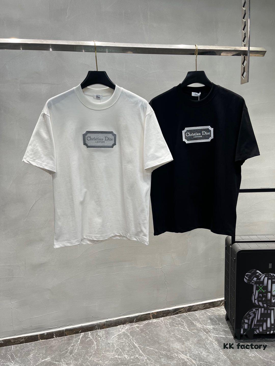 DIOR 25SS New Arrival Round Neck T-Shirt! Must-Have for Fashion Enthusiasts! Classic Embroidered Logo Design, Timeless Color Combinations, Stylish and Trendy. Youthful and Energetic Overall Look! Crafted from 280g High-Quality Cotton for Exceptional Comfort and Soft, Luxurious Texture.