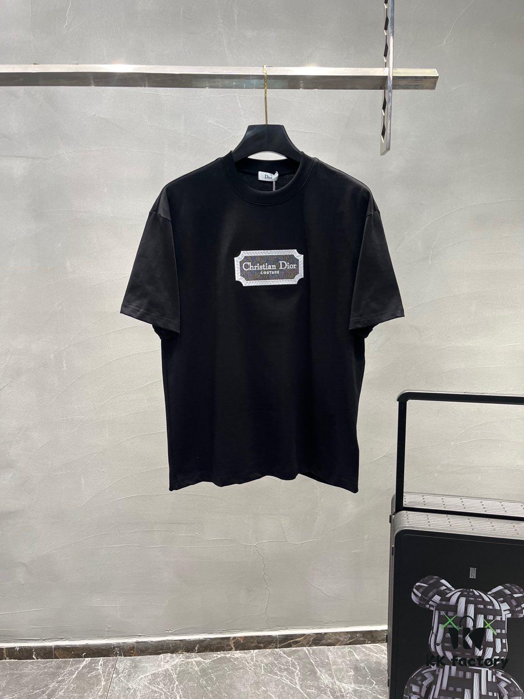 DIOR 25SS New Arrival Round Neck T-Shirt! Must-Have for Fashion Enthusiasts! Classic Embroidered Logo Design, Timeless Color Combinations, Stylish and Trendy. Youthful and Energetic Overall Look! Crafted from 280g High-Quality Cotton for Exceptional Comfort and Soft, Luxurious Texture.
