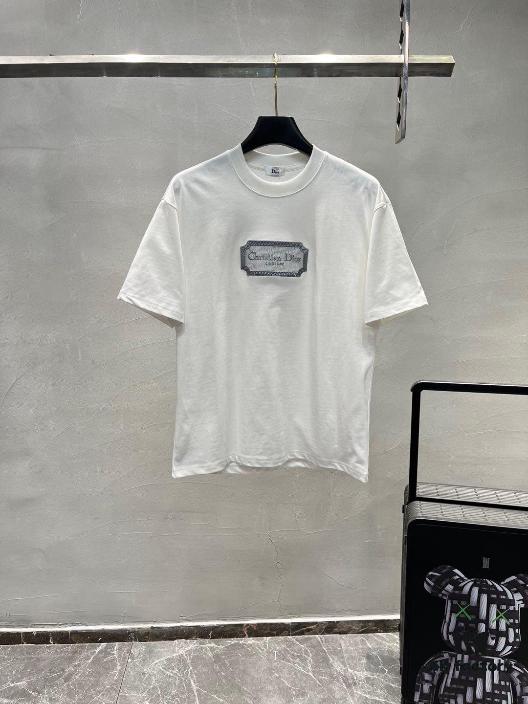 DIOR 25SS New Arrival Round Neck T-Shirt! Must-Have for Fashion Enthusiasts! Classic Embroidered Logo Design, Timeless Color Combinations, Stylish and Trendy. Youthful and Energetic Overall Look! Crafted from 280g High-Quality Cotton for Exceptional Comfort and Soft, Luxurious Texture.