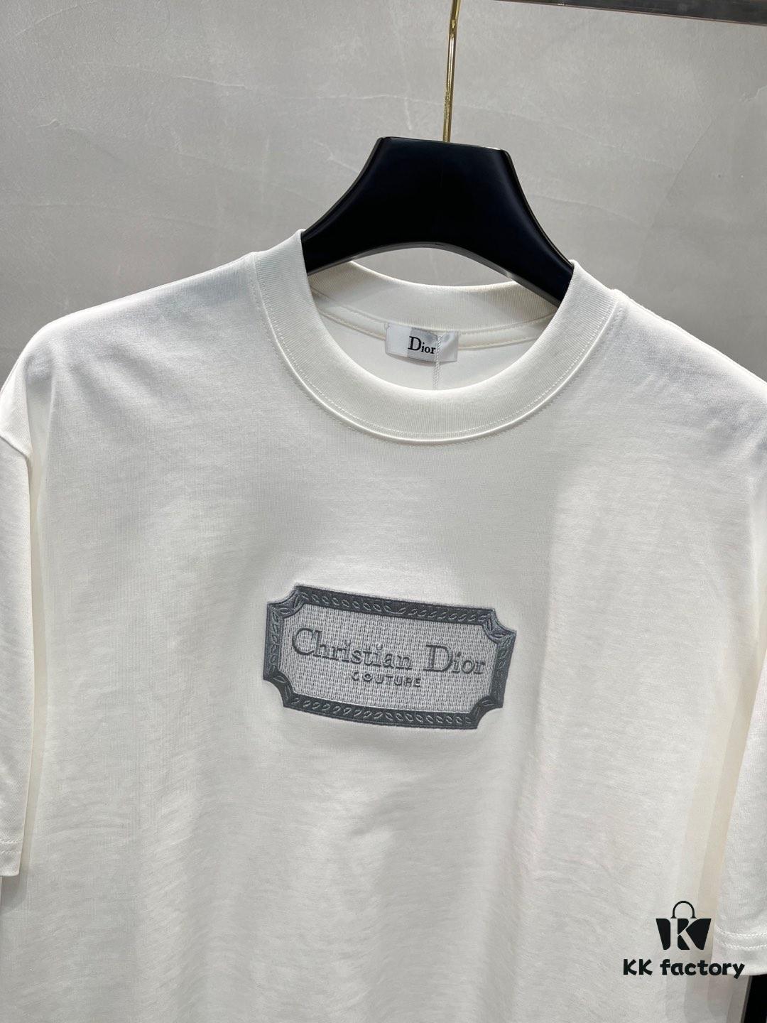 DIOR 25SS New Arrival Round Neck T-Shirt! Must-Have for Fashion Enthusiasts! Classic Embroidered Logo Design, Timeless Color Combinations, Stylish and Trendy. Youthful and Energetic Overall Look! Crafted from 280g High-Quality Cotton for Exceptional Comfort and Soft, Luxurious Texture.