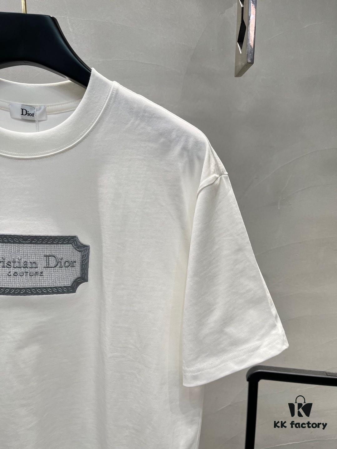 DIOR 25SS New Arrival Round Neck T-Shirt! Must-Have for Fashion Enthusiasts! Classic Embroidered Logo Design, Timeless Color Combinations, Stylish and Trendy. Youthful and Energetic Overall Look! Crafted from 280g High-Quality Cotton for Exceptional Comfort and Soft, Luxurious Texture.