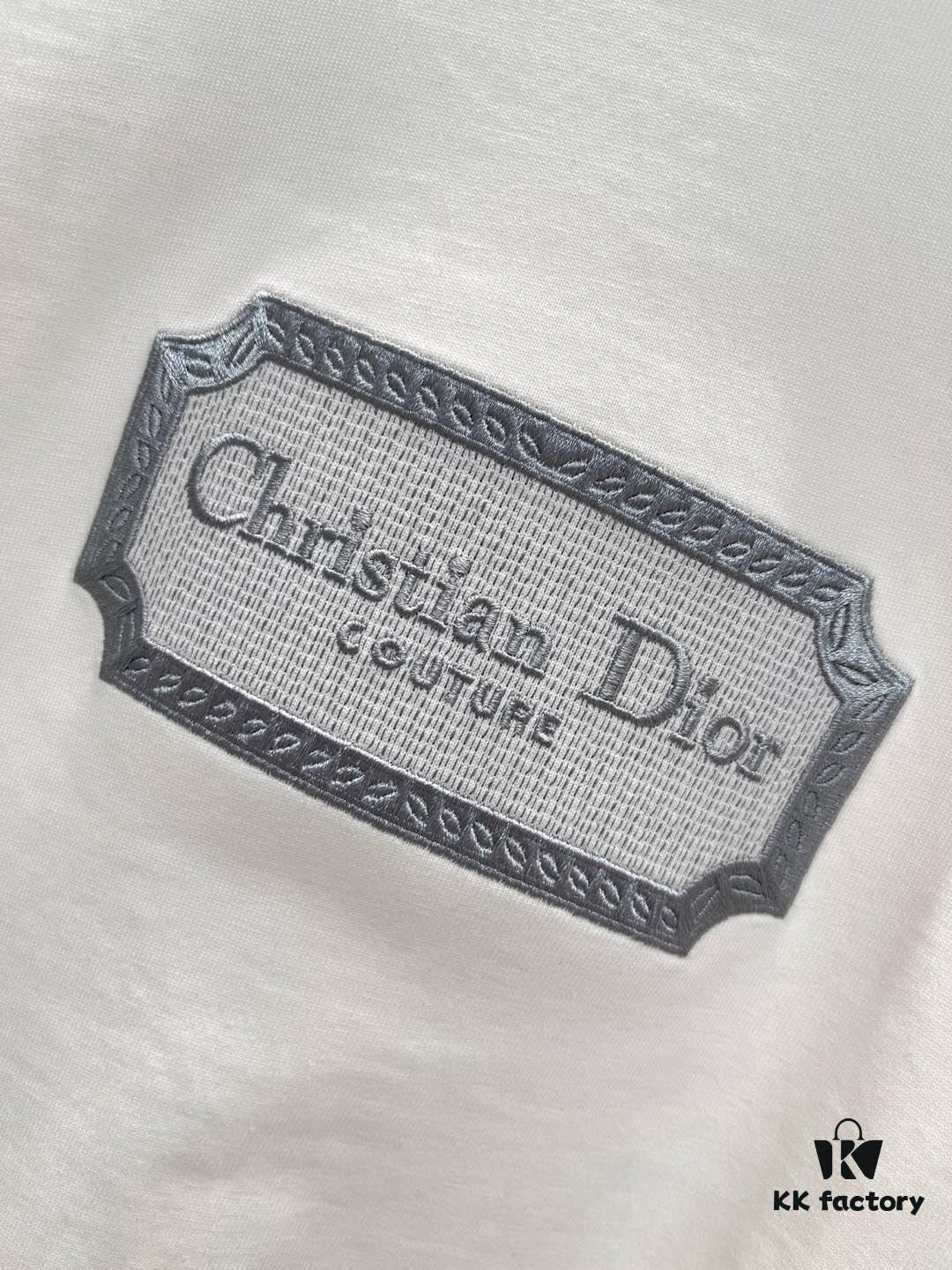 DIOR 25SS New Arrival Round Neck T-Shirt! Must-Have for Fashion Enthusiasts! Classic Embroidered Logo Design, Timeless Color Combinations, Stylish and Trendy. Youthful and Energetic Overall Look! Crafted from 280g High-Quality Cotton for Exceptional Comfort and Soft, Luxurious Texture.