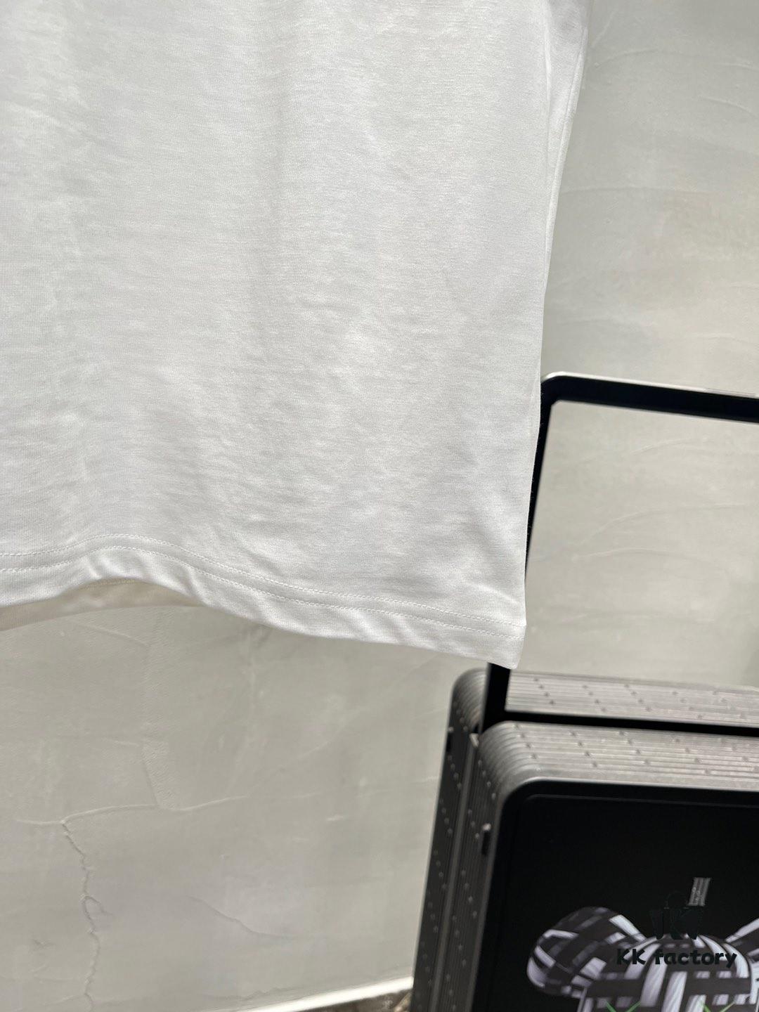 DIOR 25SS New Arrival Round Neck T-Shirt! Must-Have for Fashion Enthusiasts! Classic Embroidered Logo Design, Timeless Color Combinations, Stylish and Trendy. Youthful and Energetic Overall Look! Crafted from 280g High-Quality Cotton for Exceptional Comfort and Soft, Luxurious Texture.