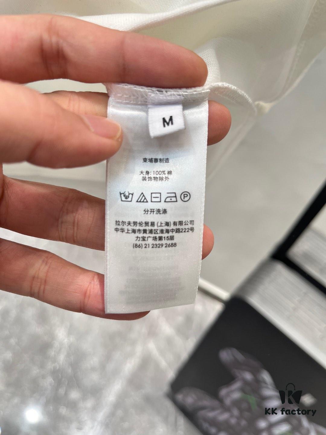 DIOR 25SS New Arrival Round Neck T-Shirt! Must-Have for Fashion Enthusiasts! Classic Embroidered Logo Design, Timeless Color Combinations, Stylish and Trendy. Youthful and Energetic Overall Look! Crafted from 280g High-Quality Cotton for Exceptional Comfort and Soft, Luxurious Texture.