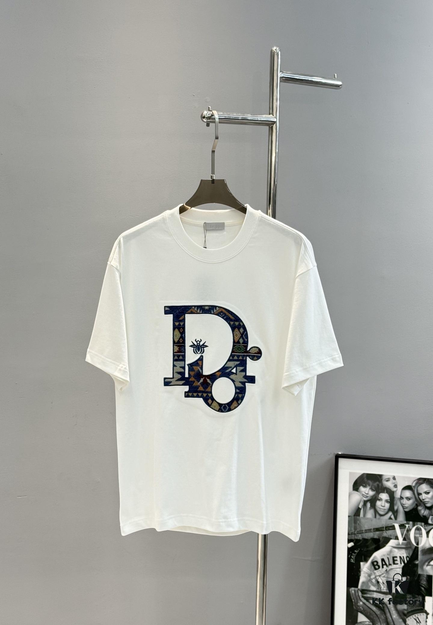 DIO*R DIOR 25s New Couple Round Neck T-Shirt! Front 3D Embroidery, 260g Premium 100% Cotton, Soft and Elastic Fabric, Classic Design with Clear and Textured Pattern, Comfortable, Breathable Fit, Ideal for Layering or Wearing Alone, Full Labels Included