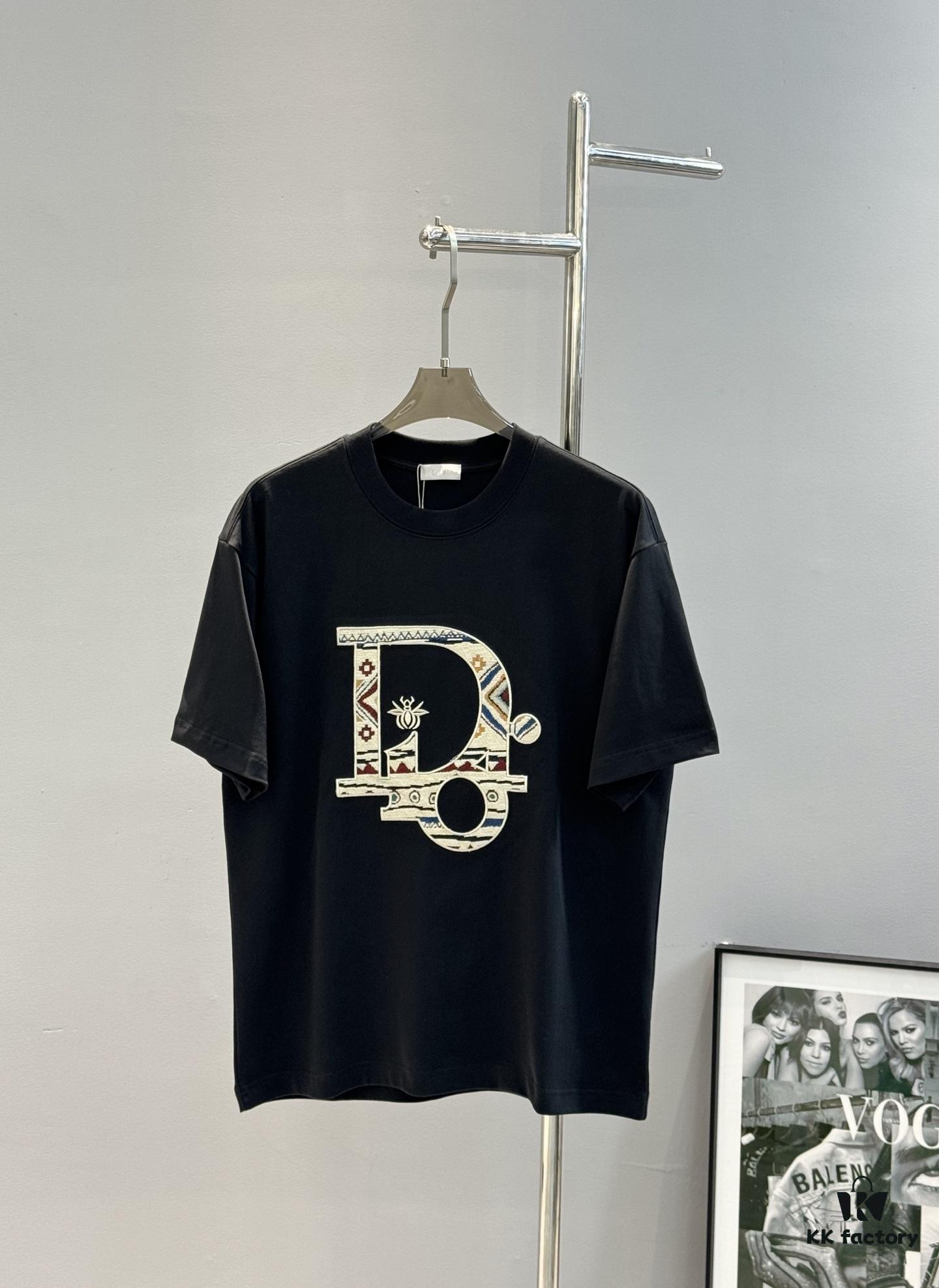 DIO*R DIOR 25s New Couple Round Neck T-Shirt! Front 3D Embroidery, 260g Premium 100% Cotton, Soft and Elastic Fabric, Classic Design with Clear and Textured Pattern, Comfortable, Breathable Fit, Ideal for Layering or Wearing Alone, Full Labels Included