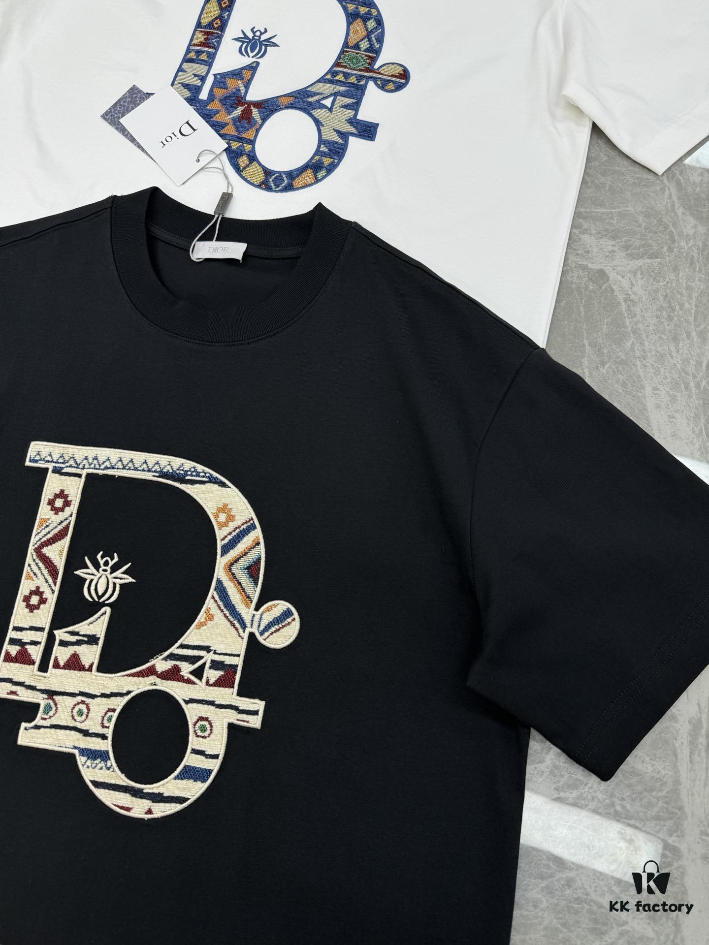 DIO*R DIOR 25s New Couple Round Neck T-Shirt! Front 3D Embroidery, 260g Premium 100% Cotton, Soft and Elastic Fabric, Classic Design with Clear and Textured Pattern, Comfortable, Breathable Fit, Ideal for Layering or Wearing Alone, Full Labels Included