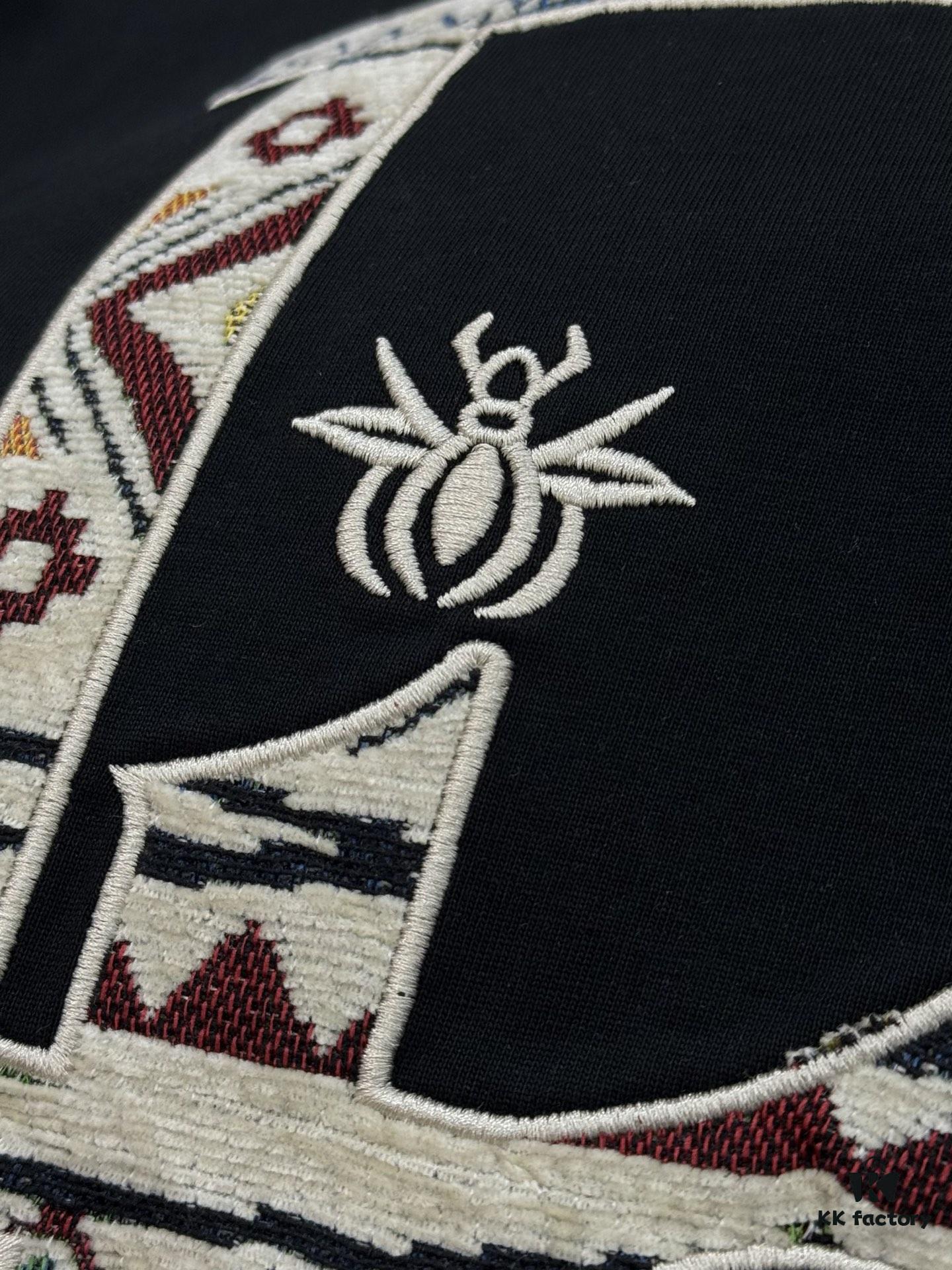 DIO*R DIOR 25s New Couple Round Neck T-Shirt! Front 3D Embroidery, 260g Premium 100% Cotton, Soft and Elastic Fabric, Classic Design with Clear and Textured Pattern, Comfortable, Breathable Fit, Ideal for Layering or Wearing Alone, Full Labels Included