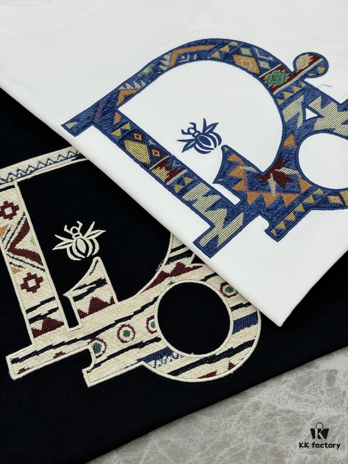 DIO*R DIOR 25s New Couple Round Neck T-Shirt! Front 3D Embroidery, 260g Premium 100% Cotton, Soft and Elastic Fabric, Classic Design with Clear and Textured Pattern, Comfortable, Breathable Fit, Ideal for Layering or Wearing Alone, Full Labels Included