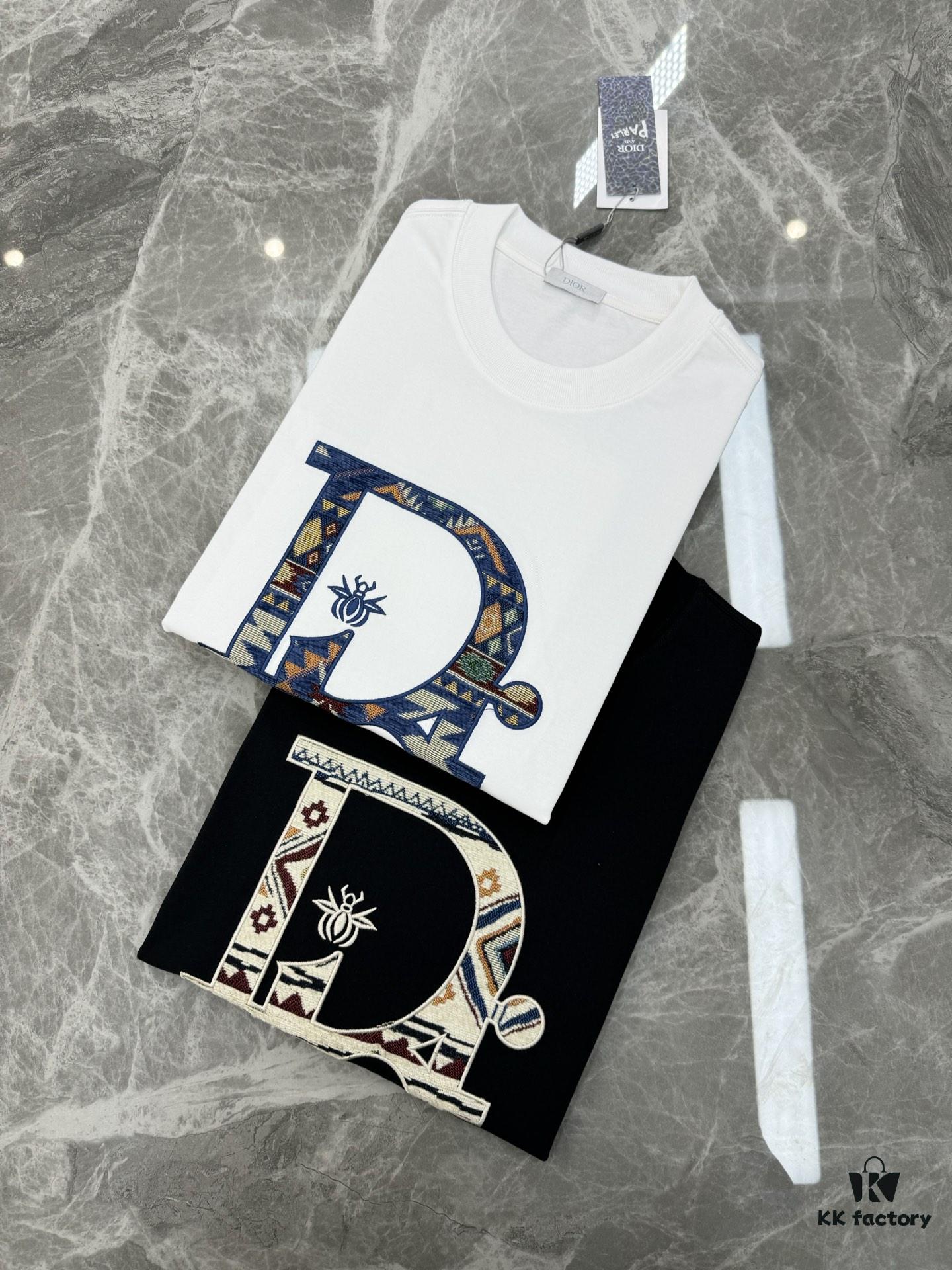 DIO*R DIOR 25s New Couple Round Neck T-Shirt! Front 3D Embroidery, 260g Premium 100% Cotton, Soft and Elastic Fabric, Classic Design with Clear and Textured Pattern, Comfortable, Breathable Fit, Ideal for Layering or Wearing Alone, Full Labels Included