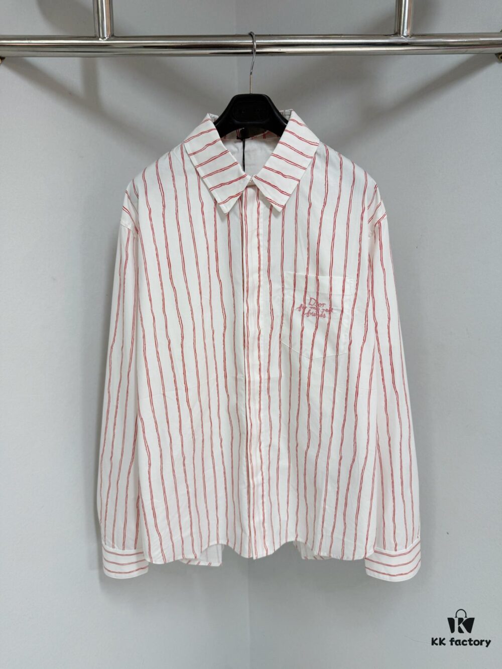 Dior 25ss New Arrival Shirt Combines Modern Elegance with Traditional Aesthetics. Crafted from White Cotton Poplin, Featuring Pink Stripe Pattern and the 'Dior For My Real Friends' Logo from the DIOR AND HYLTON NEL Collaboration Series. Includes a Patch Pocket on the Chest and Hidden Button Closure for a Refined Look. Ideal for Everyday Wear.