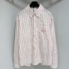 Dior 25ss New Arrival Shirt Combines Modern Elegance with Traditional Aesthetics. Crafted from White Cotton Poplin, Featuring Pink Stripe Pattern and the 'Dior For My Real Friends' Logo from the DIOR AND HYLTON NEL Collaboration Series. Includes a Patch Pocket on the Chest and Hidden Button Closure for a Refined Look. Ideal for Everyday Wear.