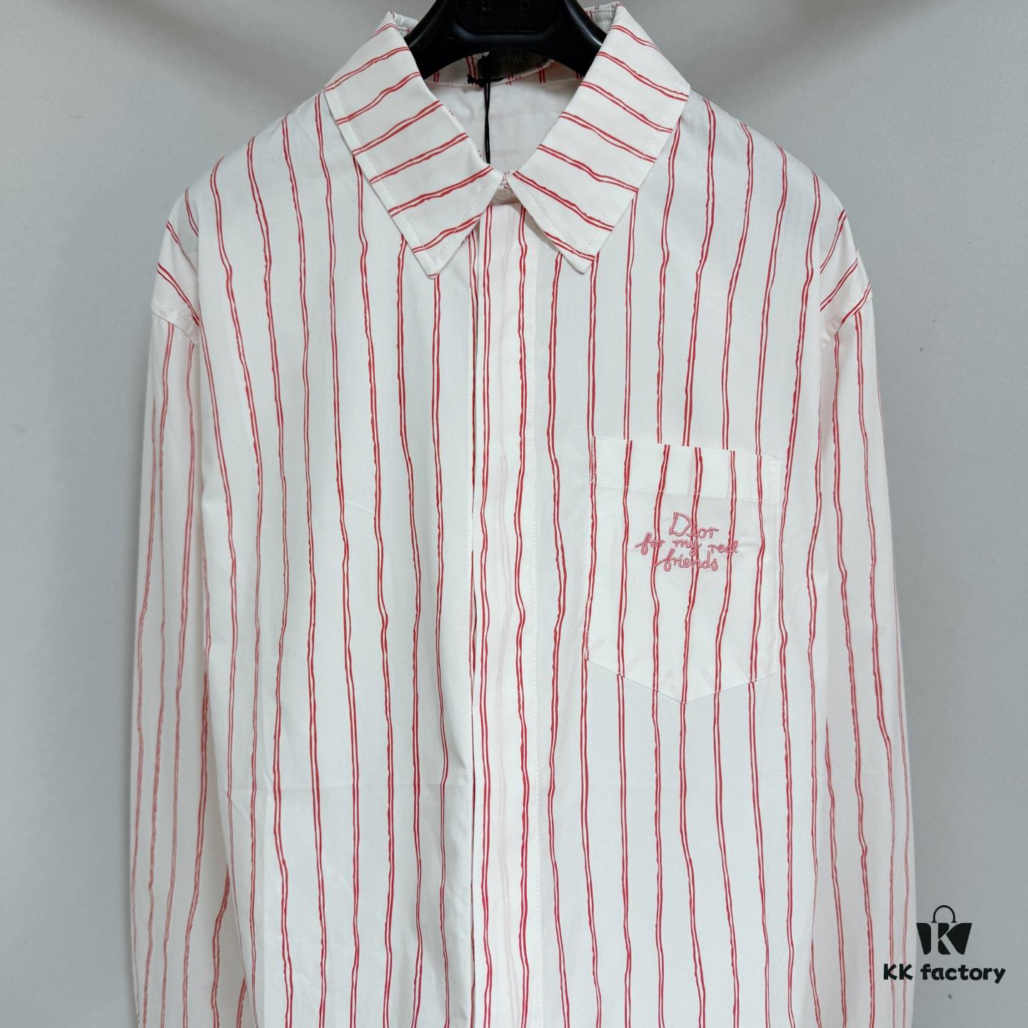 Dior 25ss New Arrival Shirt Combines Modern Elegance with Traditional Aesthetics. Crafted from White Cotton Poplin, Featuring Pink Stripe Pattern and the 'Dior For My Real Friends' Logo from the DIOR AND HYLTON NEL Collaboration Series. Includes a Patch Pocket on the Chest and Hidden Button Closure for a Refined Look. Ideal for Everyday Wear.