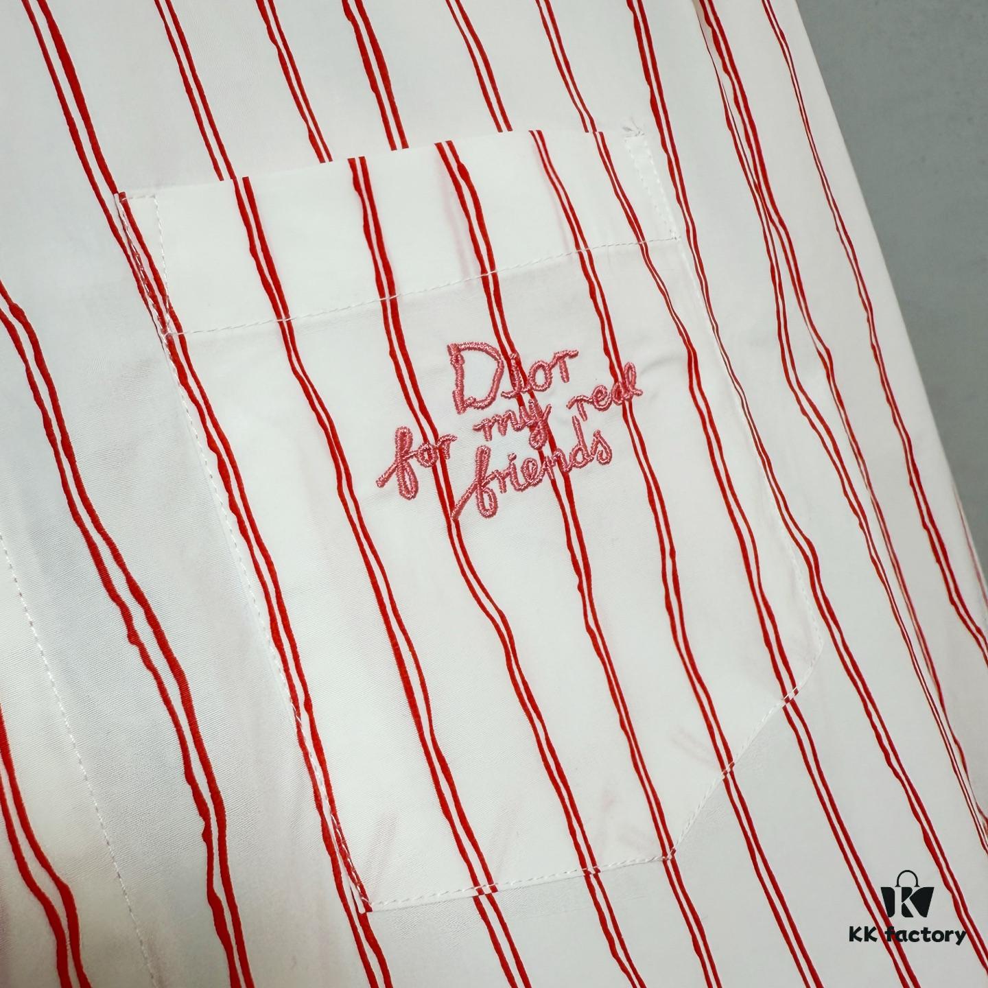 Dior 25ss New Arrival Shirt Combines Modern Elegance with Traditional Aesthetics. Crafted from White Cotton Poplin, Featuring Pink Stripe Pattern and the 'Dior For My Real Friends' Logo from the DIOR AND HYLTON NEL Collaboration Series. Includes a Patch Pocket on the Chest and Hidden Button Closure for a Refined Look. Ideal for Everyday Wear.