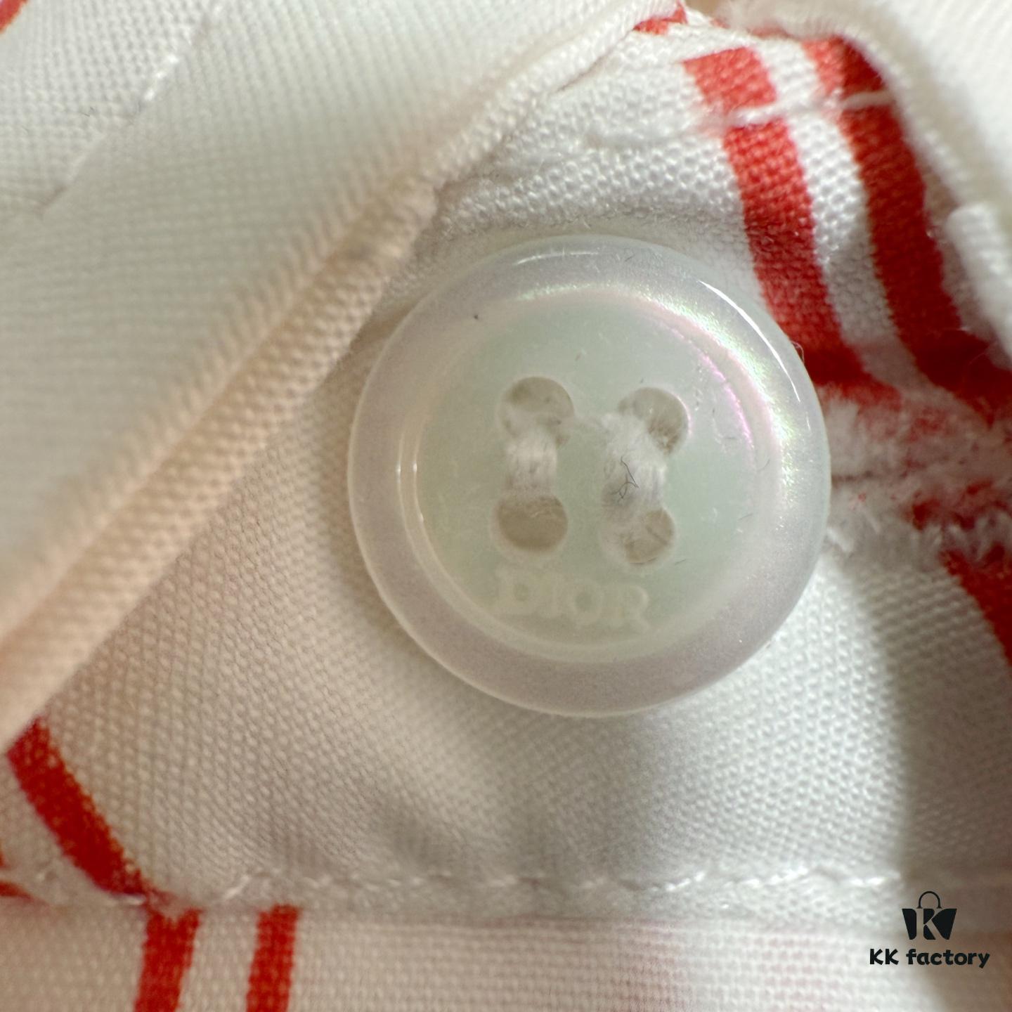 Dior 25ss New Arrival Shirt Combines Modern Elegance with Traditional Aesthetics. Crafted from White Cotton Poplin, Featuring Pink Stripe Pattern and the 'Dior For My Real Friends' Logo from the DIOR AND HYLTON NEL Collaboration Series. Includes a Patch Pocket on the Chest and Hidden Button Closure for a Refined Look. Ideal for Everyday Wear.