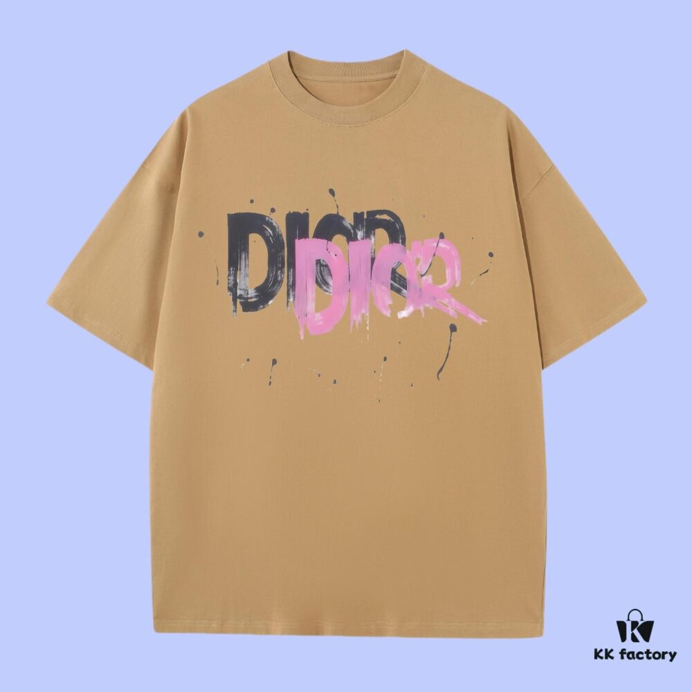 High-End Quality Dior 2025 Fall Spring/Summer Collection Typography Logo Short-Sleeve T-Shirt, Distinct from Regular Prints, Crafted in 270G 32-Ne 100% Cotton Double-Yarn Fabric, Relaxed Fit Unisex Design