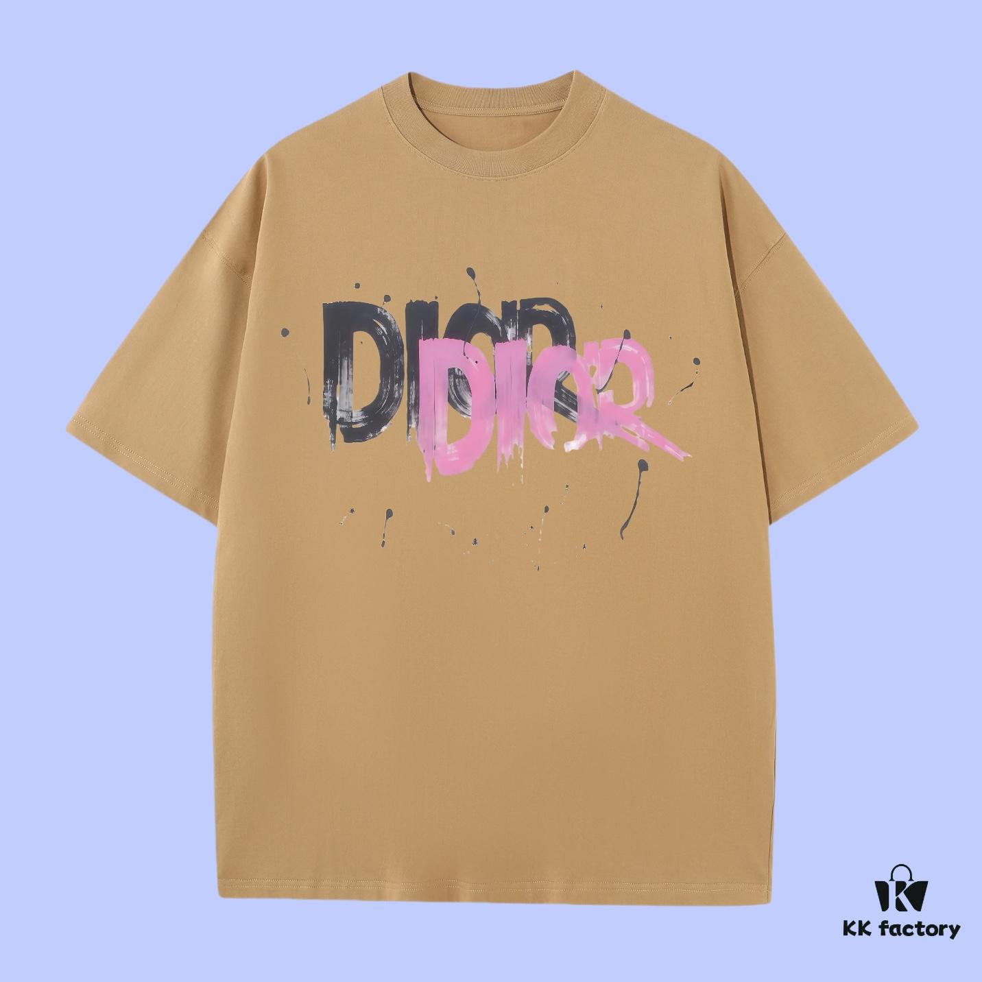 High-End Quality Dior 2025 Fall Spring/Summer Collection Typography Logo Short-Sleeve T-Shirt, Distinct from Regular Prints, Crafted in 270G 32-Ne 100% Cotton Double-Yarn Fabric, Relaxed Fit Unisex Design