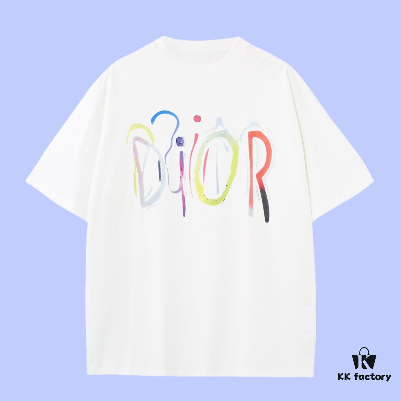 High-End Quality Dior 2025 Fall Spring/Summer Collection Typography Logo Short-Sleeve T-Shirt, Distinct from Regular Print, Crafted in Custom-Woven 270G 32-Thread Double-Yarn Pure Cotton Fabric, Relaxed Fit Unisex Design