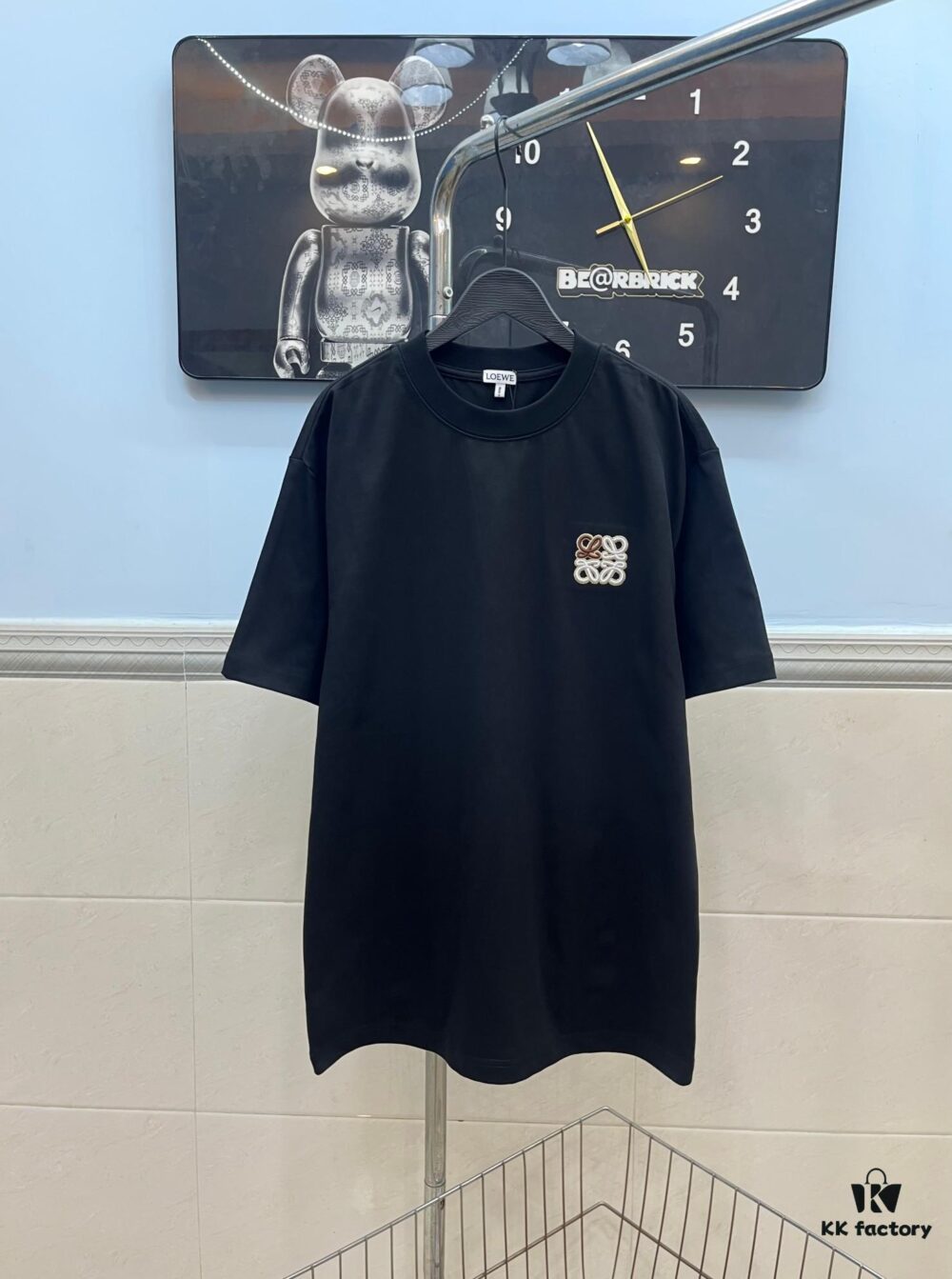 LOEWE Craftsmanship Color-Block Embroidered Round Neck Short Sleeve T-Shirt, Made from 300g Pure Cotton Double-Yarn Fabric, Soft and Comfortable to Wear, Featuring a Chest Color-Block Embroidered Letter Logo