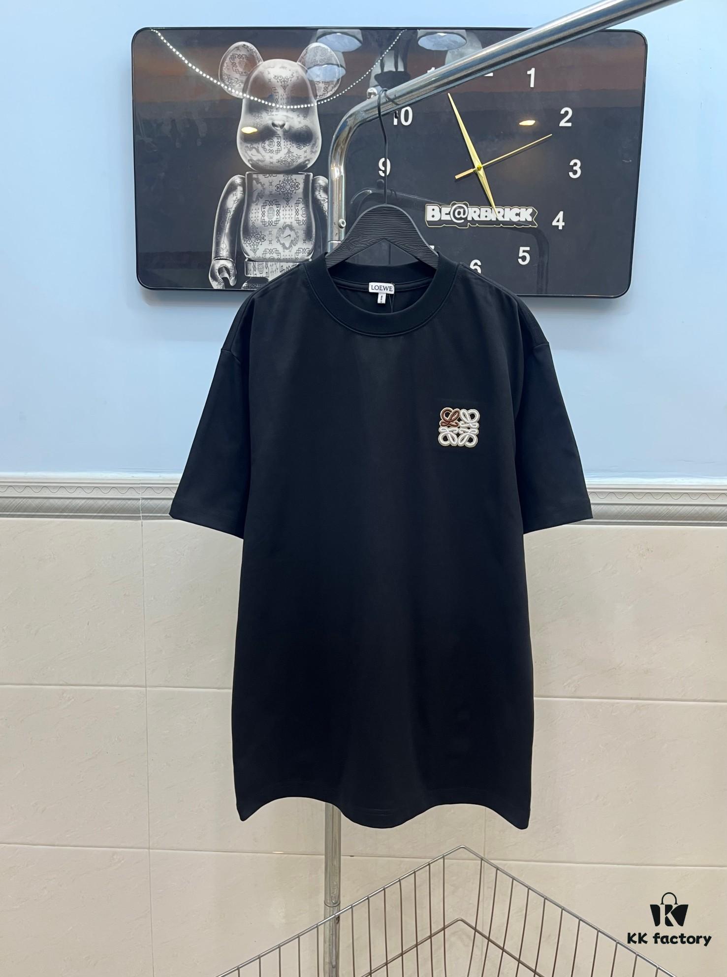 LOEWE Craftsmanship Color-Block Embroidered Round Neck Short Sleeve T-Shirt, Made from 300g Pure Cotton Double-Yarn Fabric, Soft and Comfortable to Wear, Featuring a Chest Color-Block Embroidered Letter Logo