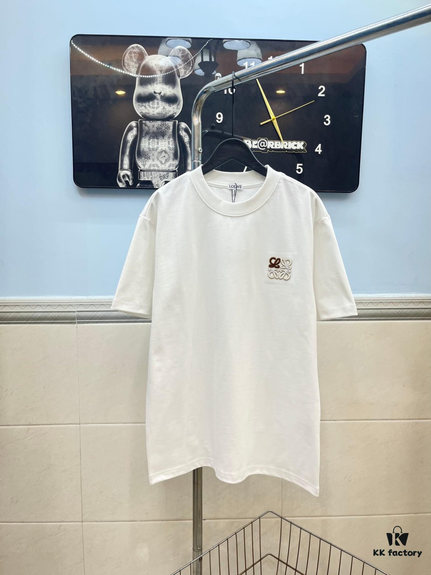 LOEWE Craftsmanship Color-Block Embroidered Round Neck Short Sleeve T-Shirt, Made from 300g Pure Cotton Double-Yarn Fabric, Soft and Comfortable to Wear, Featuring a Chest Color-Block Embroidered Letter Logo