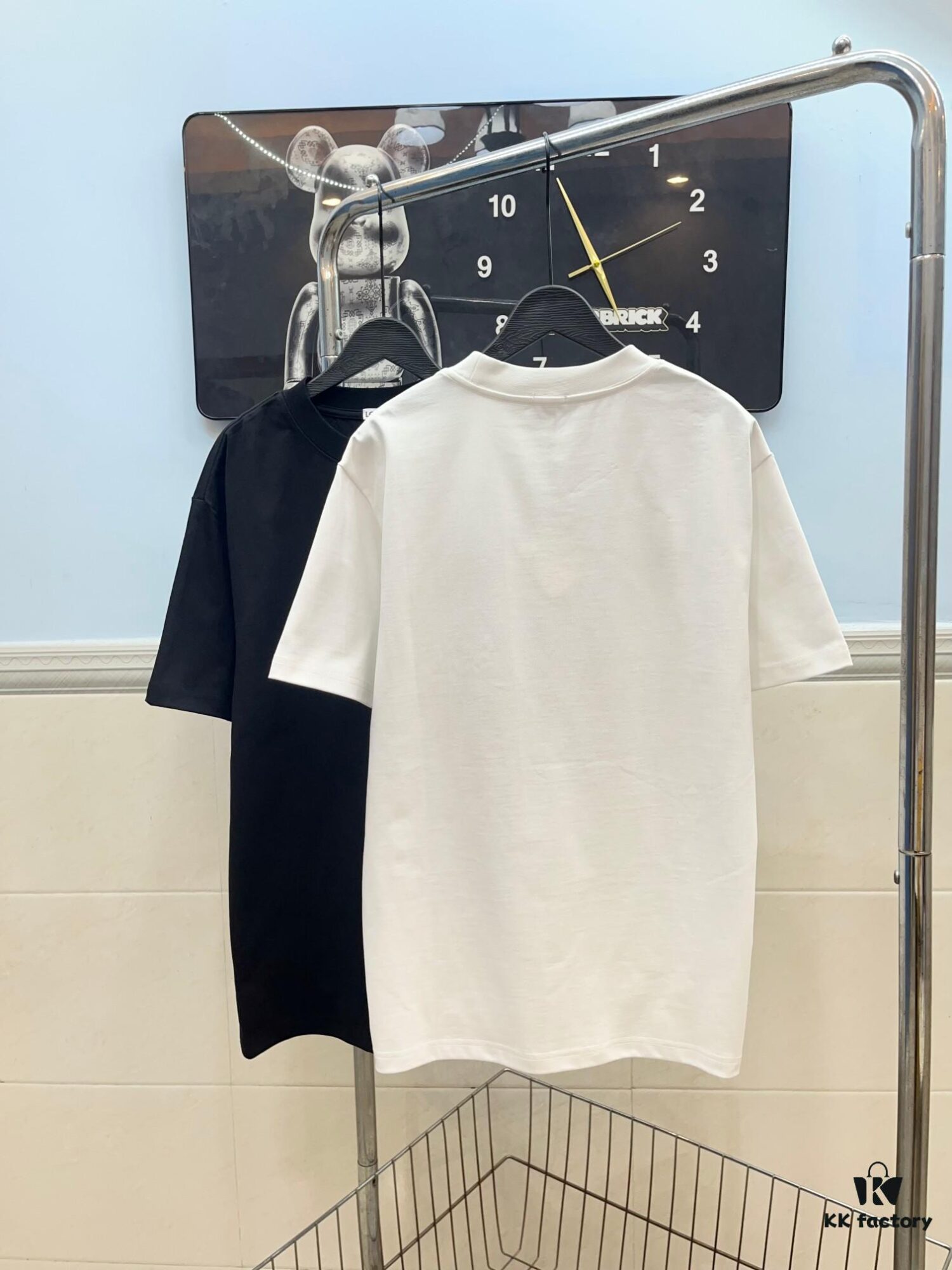 LOEWE Craftsmanship Color-Block Embroidered Round Neck Short Sleeve T-Shirt, Made from 300g Pure Cotton Double-Yarn Fabric, Soft and Comfortable to Wear, Featuring a Chest Color-Block Embroidered Letter Logo