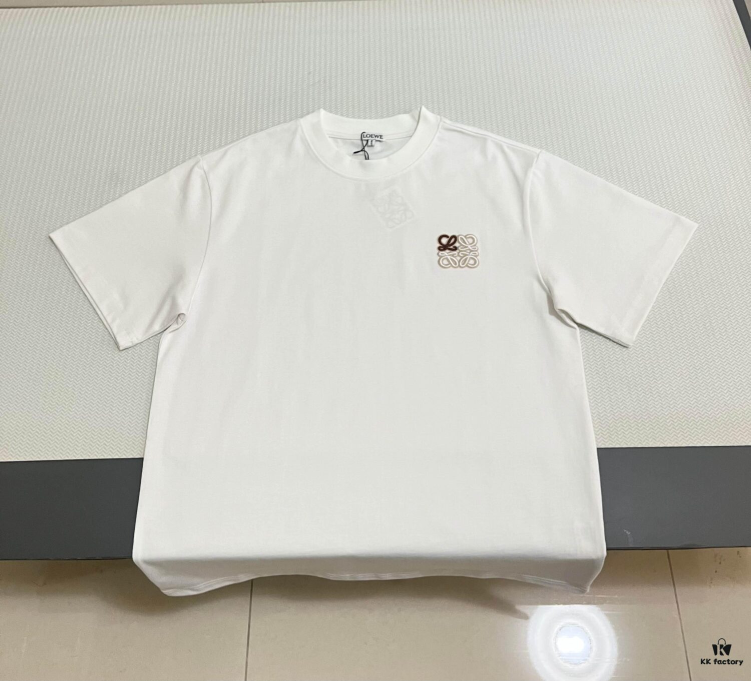 LOEWE Craftsmanship Color-Block Embroidered Round Neck Short Sleeve T-Shirt, Made from 300g Pure Cotton Double-Yarn Fabric, Soft and Comfortable to Wear, Featuring a Chest Color-Block Embroidered Letter Logo