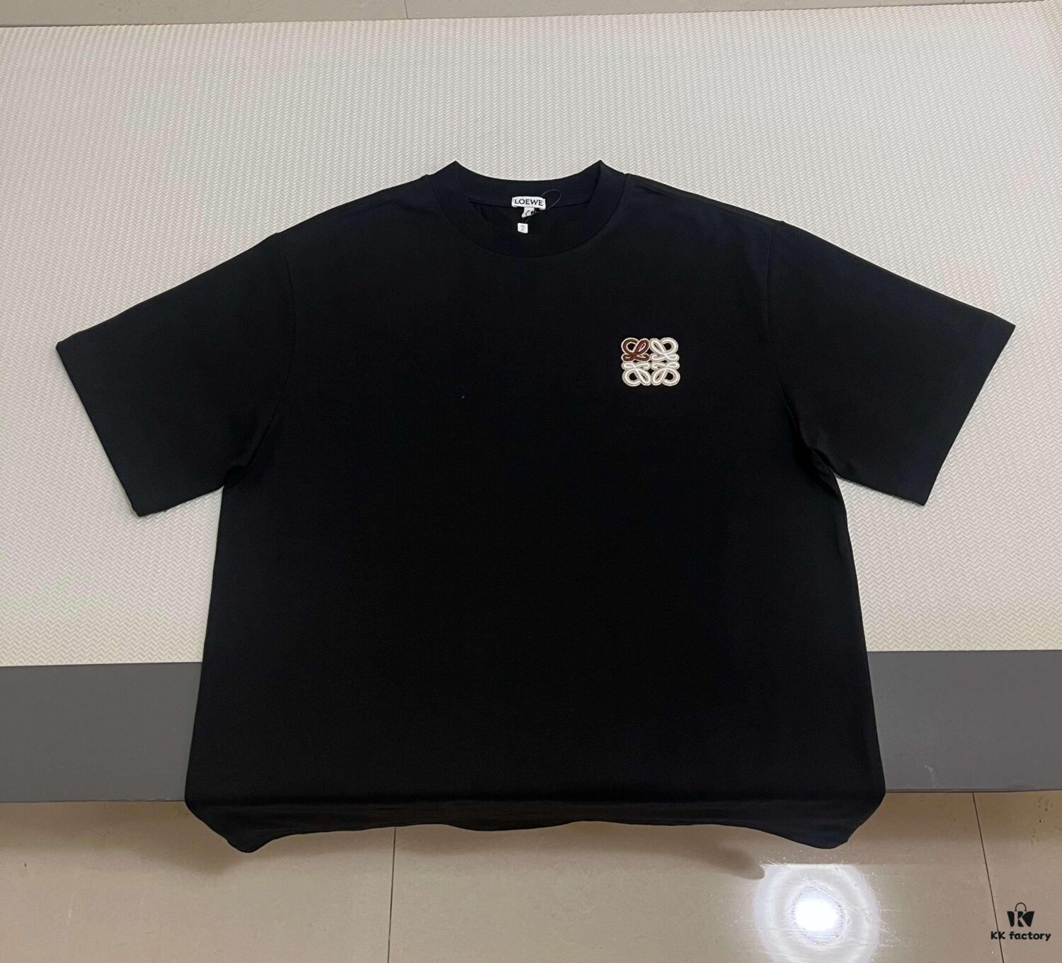 LOEWE Craftsmanship Color-Block Embroidered Round Neck Short Sleeve T-Shirt, Made from 300g Pure Cotton Double-Yarn Fabric, Soft and Comfortable to Wear, Featuring a Chest Color-Block Embroidered Letter Logo