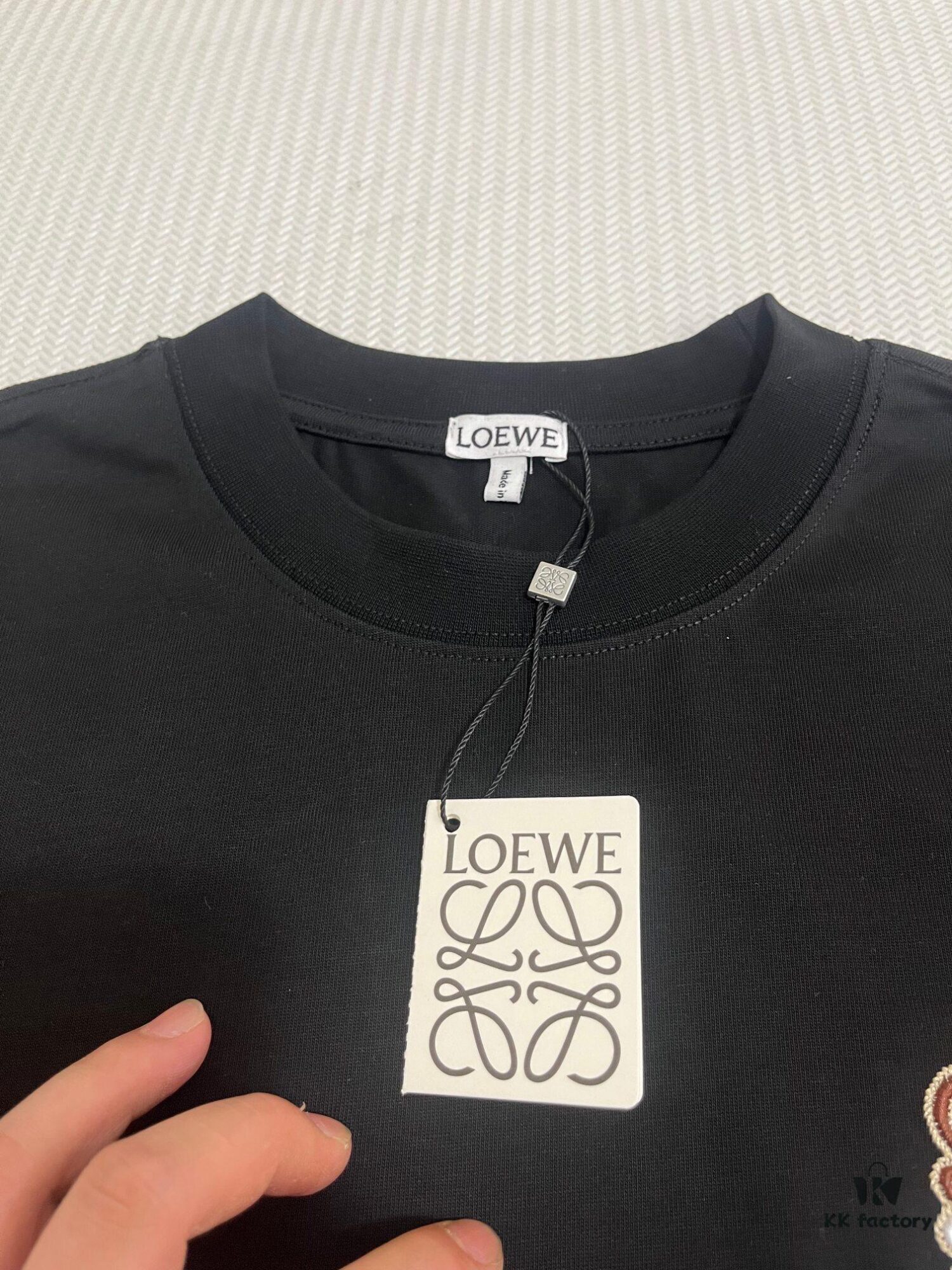 LOEWE Craftsmanship Color-Block Embroidered Round Neck Short Sleeve T-Shirt, Made from 300g Pure Cotton Double-Yarn Fabric, Soft and Comfortable to Wear, Featuring a Chest Color-Block Embroidered Letter Logo