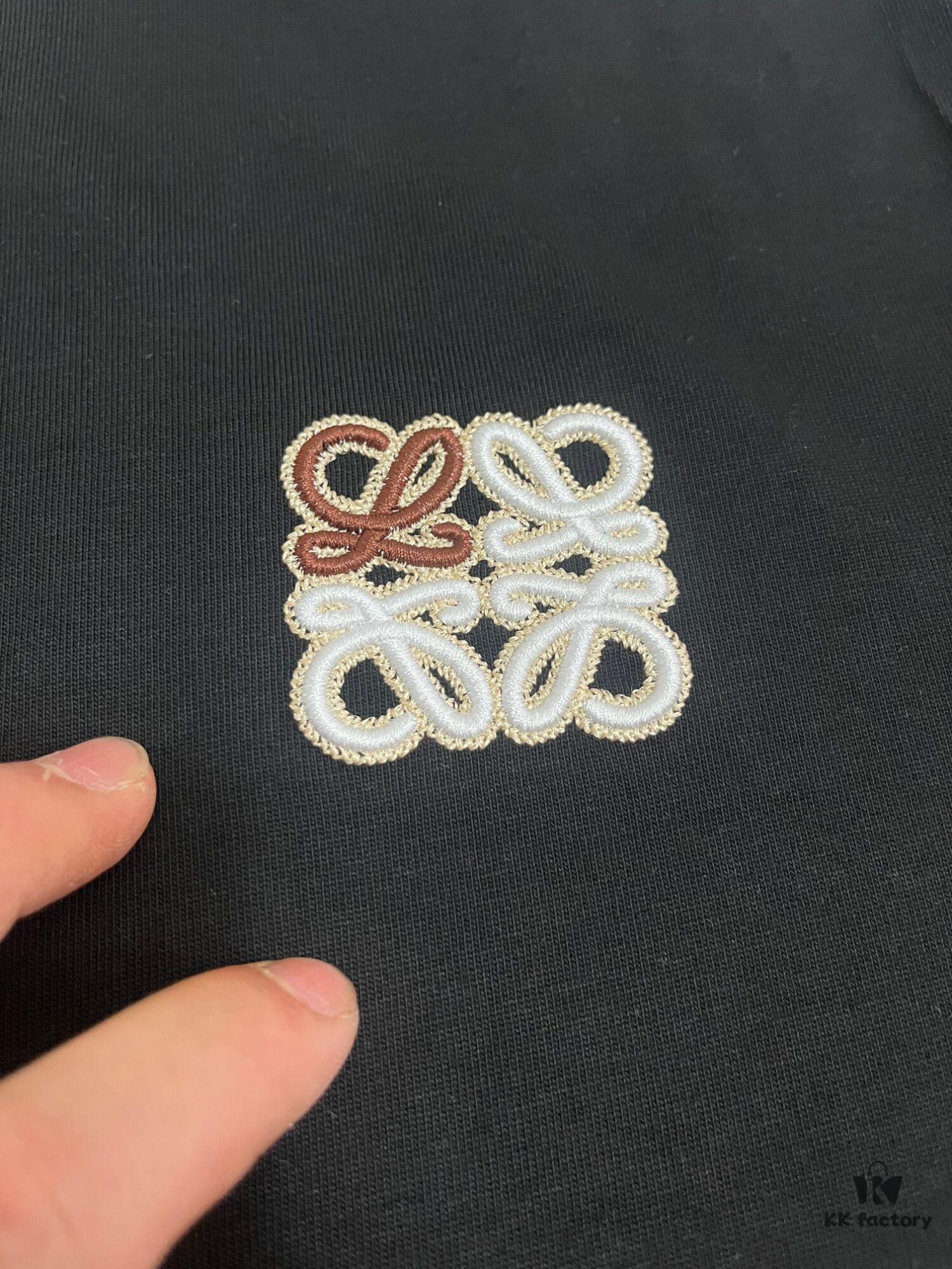 LOEWE Craftsmanship Color-Block Embroidered Round Neck Short Sleeve T-Shirt, Made from 300g Pure Cotton Double-Yarn Fabric, Soft and Comfortable to Wear, Featuring a Chest Color-Block Embroidered Letter Logo