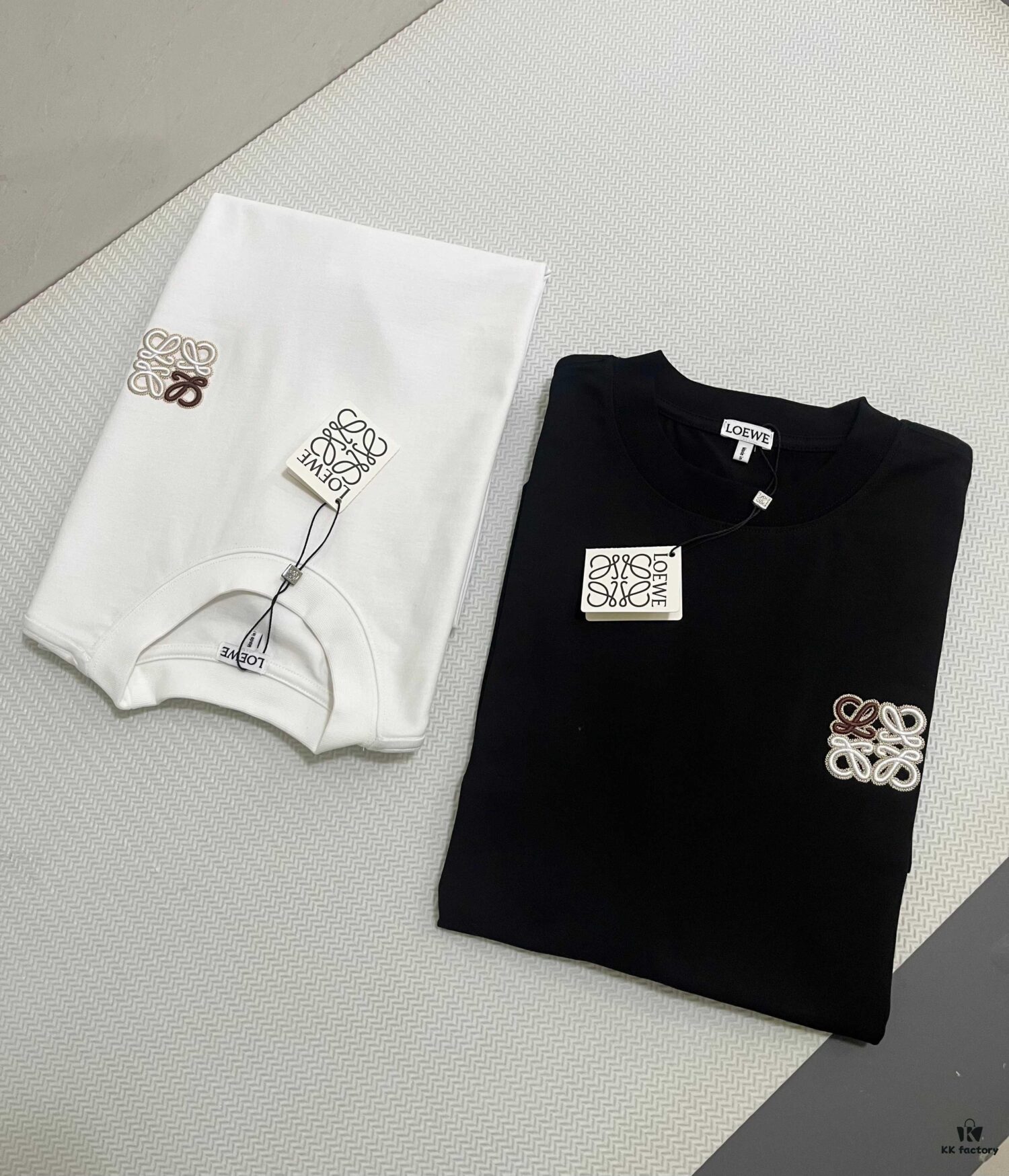 LOEWE Craftsmanship Color-Block Embroidered Round Neck Short Sleeve T-Shirt, Made from 300g Pure Cotton Double-Yarn Fabric, Soft and Comfortable to Wear, Featuring a Chest Color-Block Embroidered Letter Logo