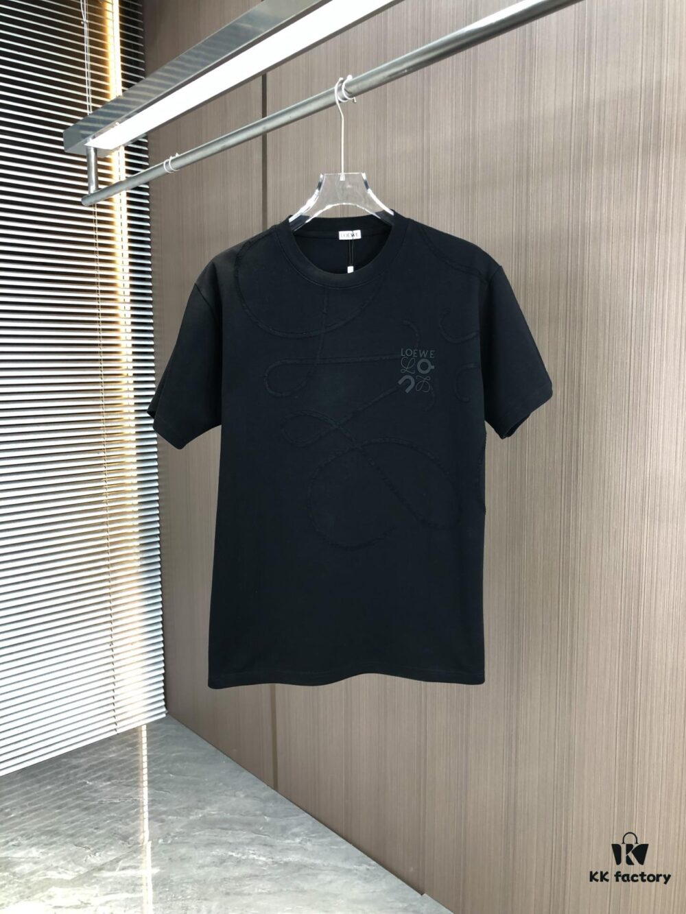 LOEWE 2025 Spring/Summer New Arrival Round Neck Short Sleeve T-Shirt with Laser Etching and Embossed Lettering, Made from 320g Double-Yarn Combed Cotton, Slightly Relaxed Fit, Soft and Substantial Fabric, Unisex Design