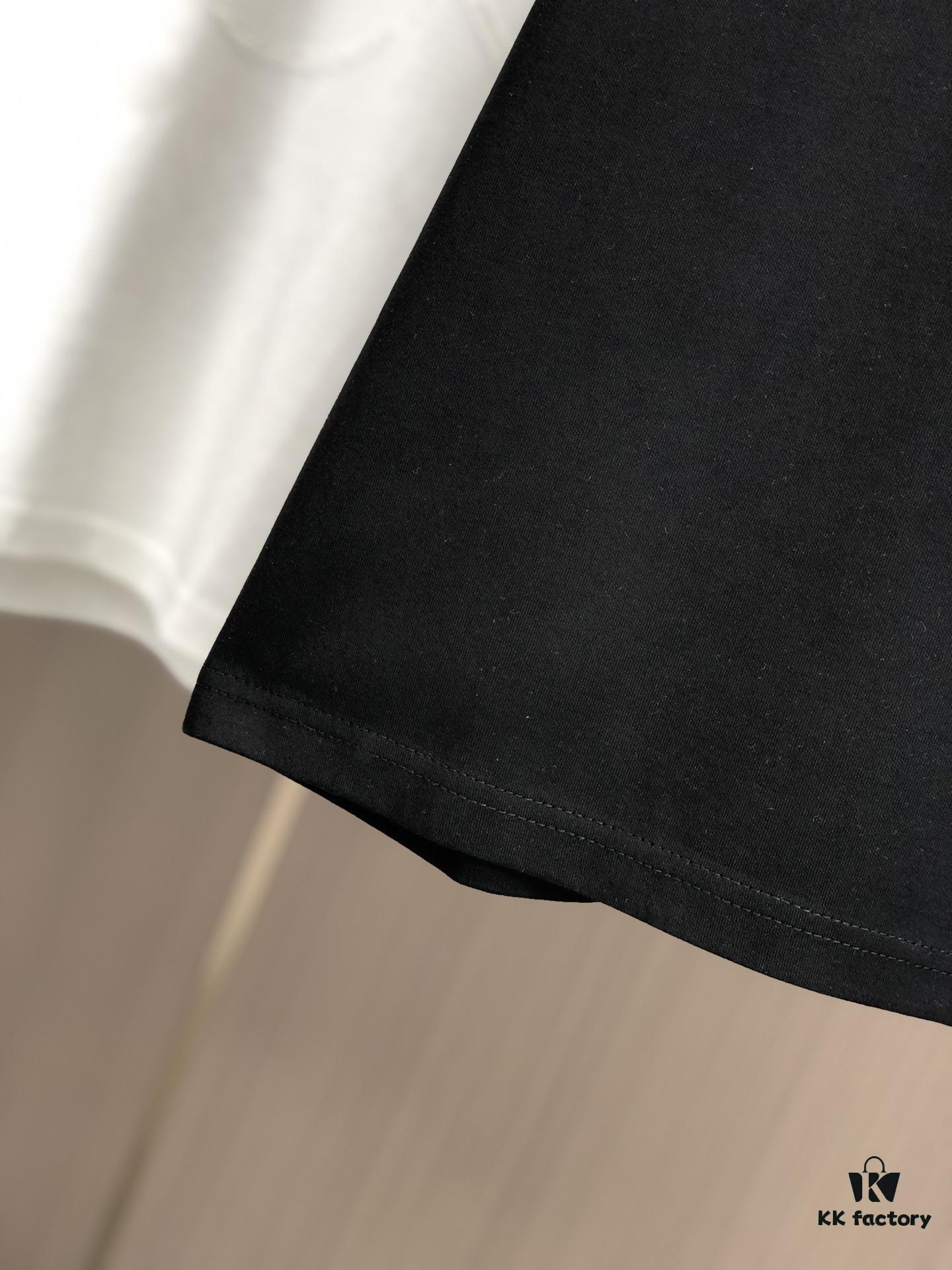 LOEWE 2025 Spring/Summer New Arrival Round Neck Short Sleeve T-Shirt with Laser Etching and Embossed Lettering, Made from 320g Double-Yarn Combed Cotton, Slightly Relaxed Fit, Soft and Substantial Fabric, Unisex Design