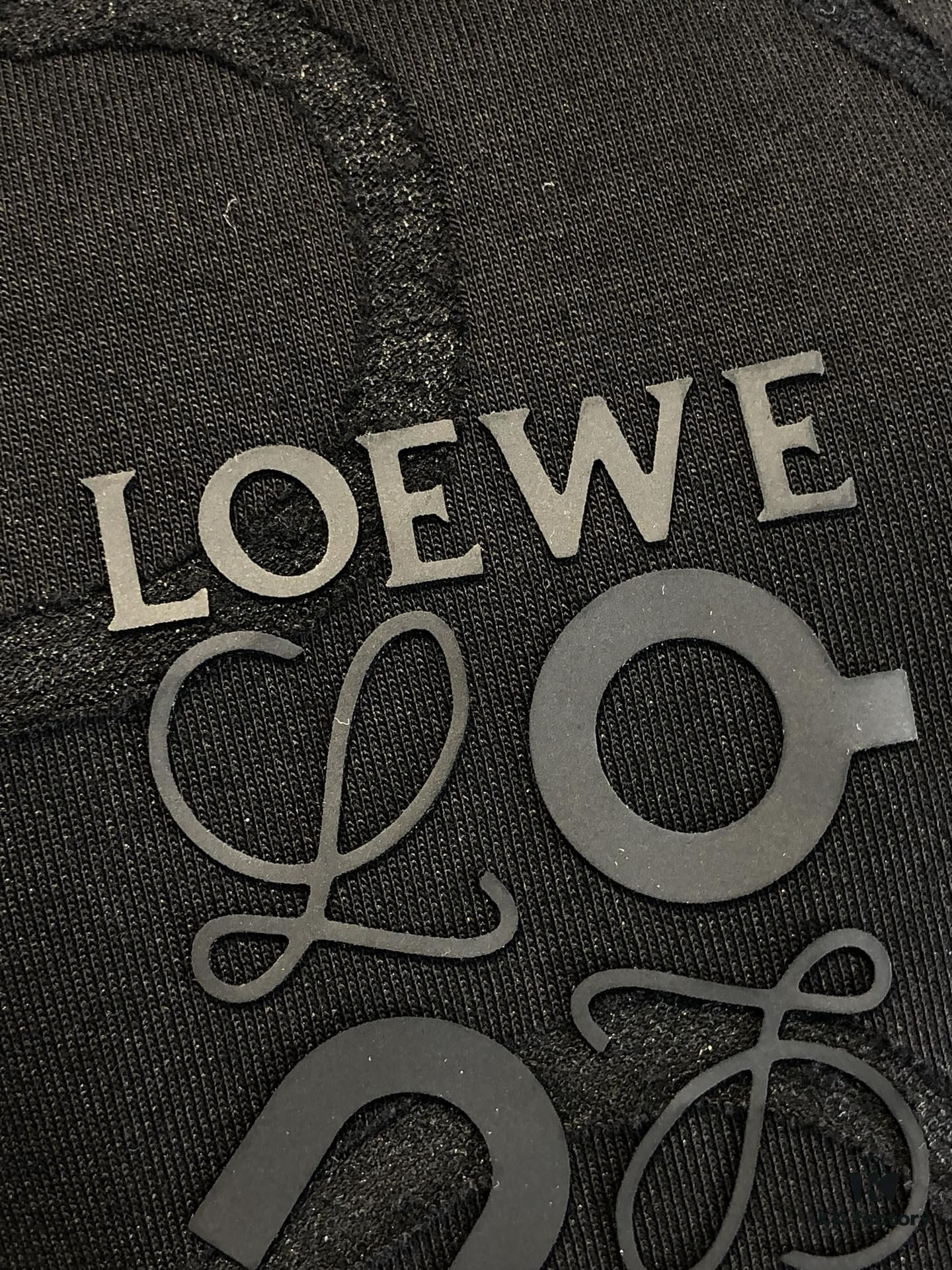 LOEWE 2025 Spring/Summer New Arrival Round Neck Short Sleeve T-Shirt with Laser Etching and Embossed Lettering, Made from 320g Double-Yarn Combed Cotton, Slightly Relaxed Fit, Soft and Substantial Fabric, Unisex Design