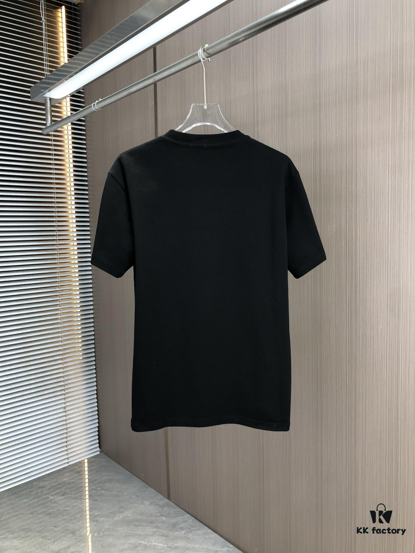 LOEWE 2025 Spring/Summer New Arrival Round Neck Short Sleeve T-Shirt with Laser Etching and Embossed Lettering, Made from 320g Double-Yarn Combed Cotton, Slightly Relaxed Fit, Soft and Substantial Fabric, Unisex Design