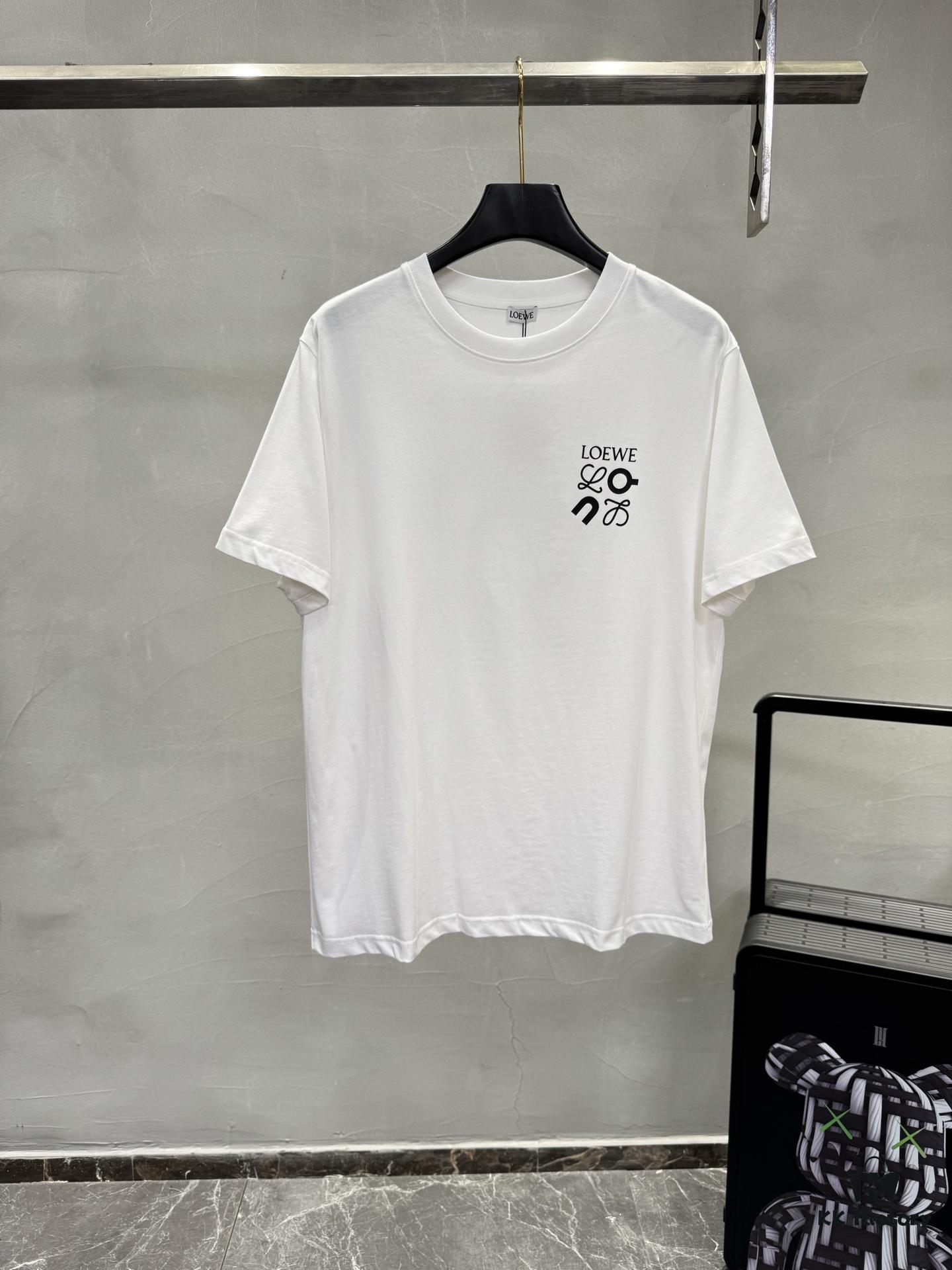 LOEWE 25SS New Arrival Designer T-Shirt! Recommended Collaborative Edition! 260g Pure Cotton Fabric, Extremely Comfortable to Wear, 3D Embroidery on Chest Area, Brand Letters Clearly Highlighting the Theme, Offering Exceptional Texture, Visual Appeal, and Tactile Experience!