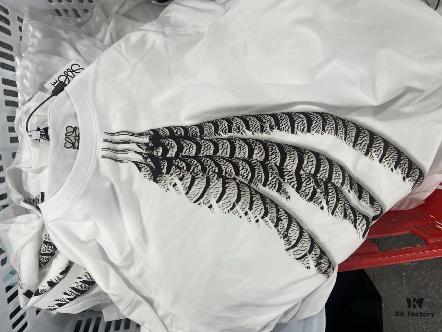 LOEWE Feathers Celebrity-Inspired Short Sleeve T-Shirt