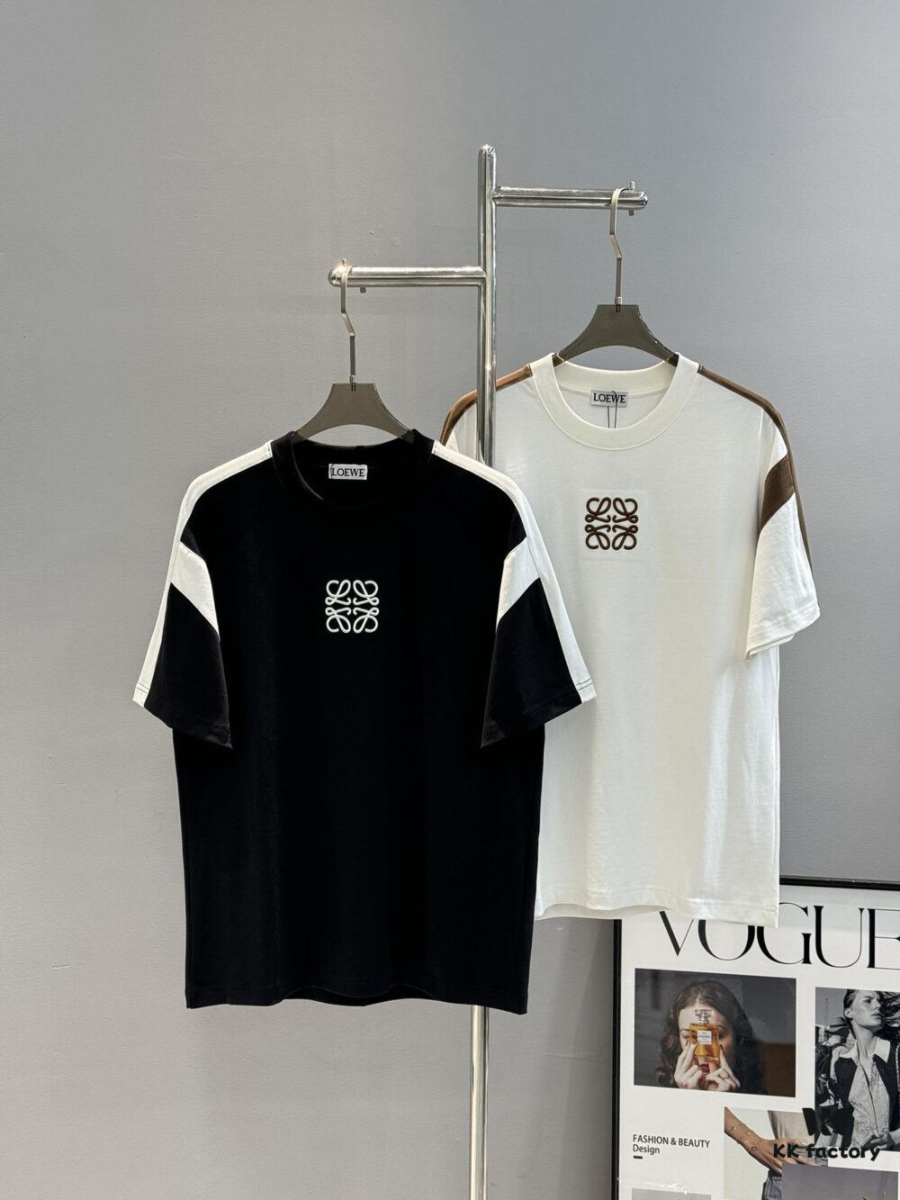 Loewe 25s New Arrival T-Shirt, Unisex, Panel Design, Color-Block Style, 280g Premium Cotton Fabric, Soft and Comfortable, 3D Embroidered Logo on Chest, Fashionable and Unique, Original Customized Version with Complete Triple Labels, Perfect for Men and Women