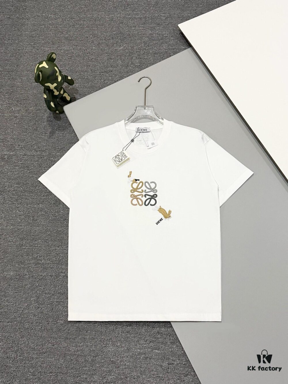 High-Quality Loewe 25SS Spring/Summer Collection Loewe x Suna Fujita Collaborative Series Embroidered Round-Neck Short-Sleeve T-Shirt with Contrast Color Logo and Cartoon Rabbit Motif