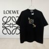 High-Quality Loewe 25SS Spring/Summer Collection Loewe x Suna Fujita Collaborative Series Embroidered Round-Neck Short-Sleeve T-Shirt, Color-Contrast Logo Embroidery on Chest with Cartoon Rabbit Theme, Cute and Fashionable Design, Imported Pallini Embroidery Machine Craftsmanship, Precise Stitching, Rich Colors and Textured Appearance, Well-Tailored Fit with Slight Neck Hugging, Made from 32s 280g Combed Full Cotton Fabric Offering Soft Luster, Skin-Friendly, Breathable and Structured Drape, Unisex Wear for Both Men and Women