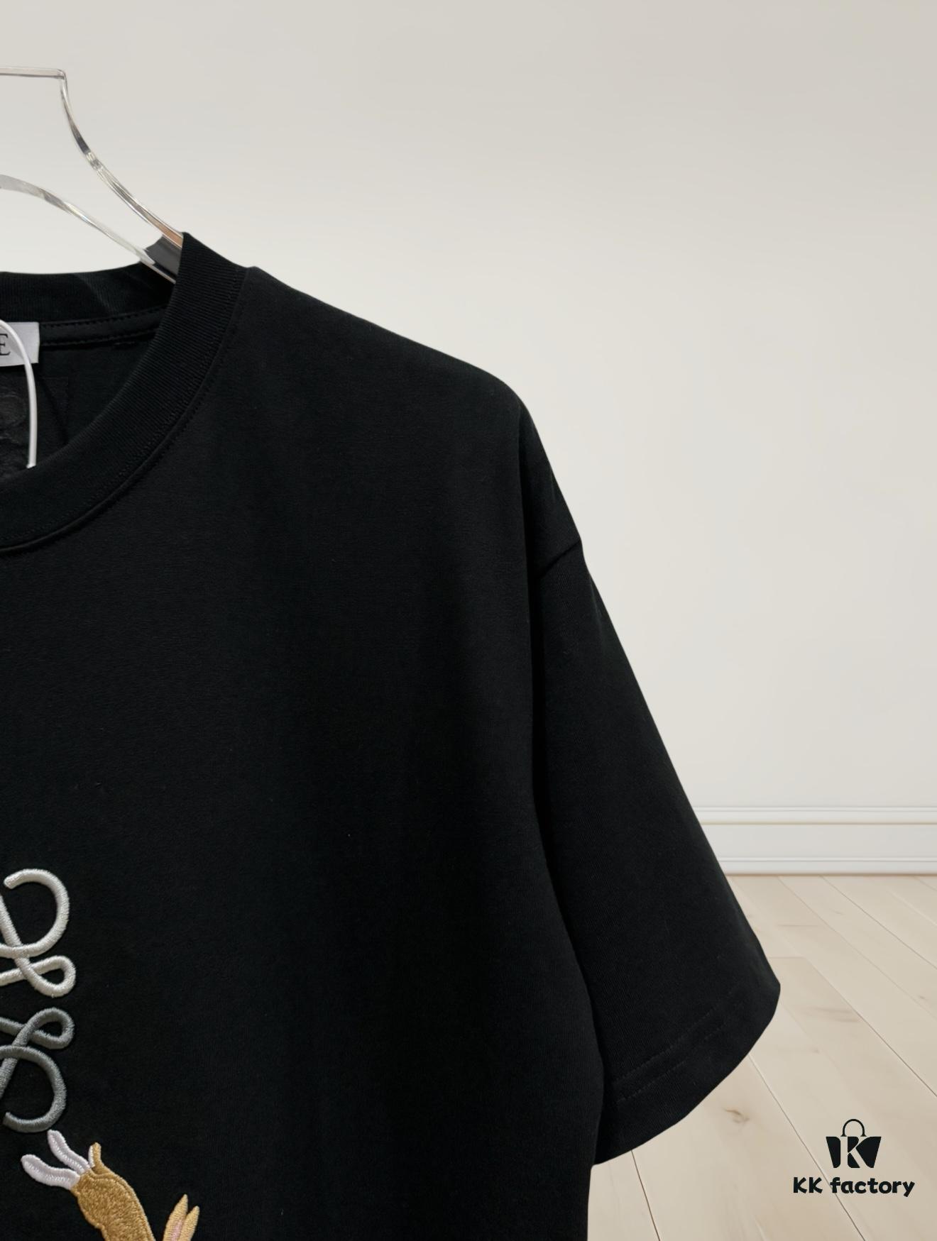 High-Quality Loewe 25SS Spring/Summer Collection Loewe x Suna Fujita Collaborative Series Embroidered Round-Neck Short-Sleeve T-Shirt, Color-Contrast Logo Embroidery on Chest with Cartoon Rabbit Theme, Cute and Fashionable Design, Imported Pallini Embroidery Machine Craftsmanship, Precise Stitching, Rich Colors and Textured Appearance, Well-Tailored Fit with Slight Neck Hugging, Made from 32s 280g Combed Full Cotton Fabric Offering Soft Luster, Skin-Friendly, Breathable and Structured Drape, Unisex Wear for Both Men and Women