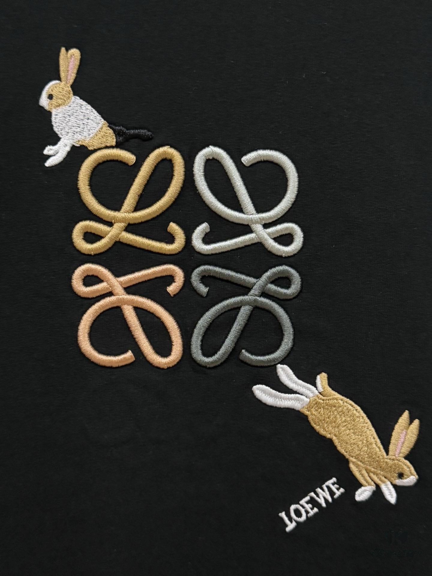 High-Quality Loewe 25SS Spring/Summer Collection Loewe x Suna Fujita Collaborative Series Embroidered Round-Neck Short-Sleeve T-Shirt, Color-Contrast Logo Embroidery on Chest with Cartoon Rabbit Theme, Cute and Fashionable Design, Imported Pallini Embroidery Machine Craftsmanship, Precise Stitching, Rich Colors and Textured Appearance, Well-Tailored Fit with Slight Neck Hugging, Made from 32s 280g Combed Full Cotton Fabric Offering Soft Luster, Skin-Friendly, Breathable and Structured Drape, Unisex Wear for Both Men and Women