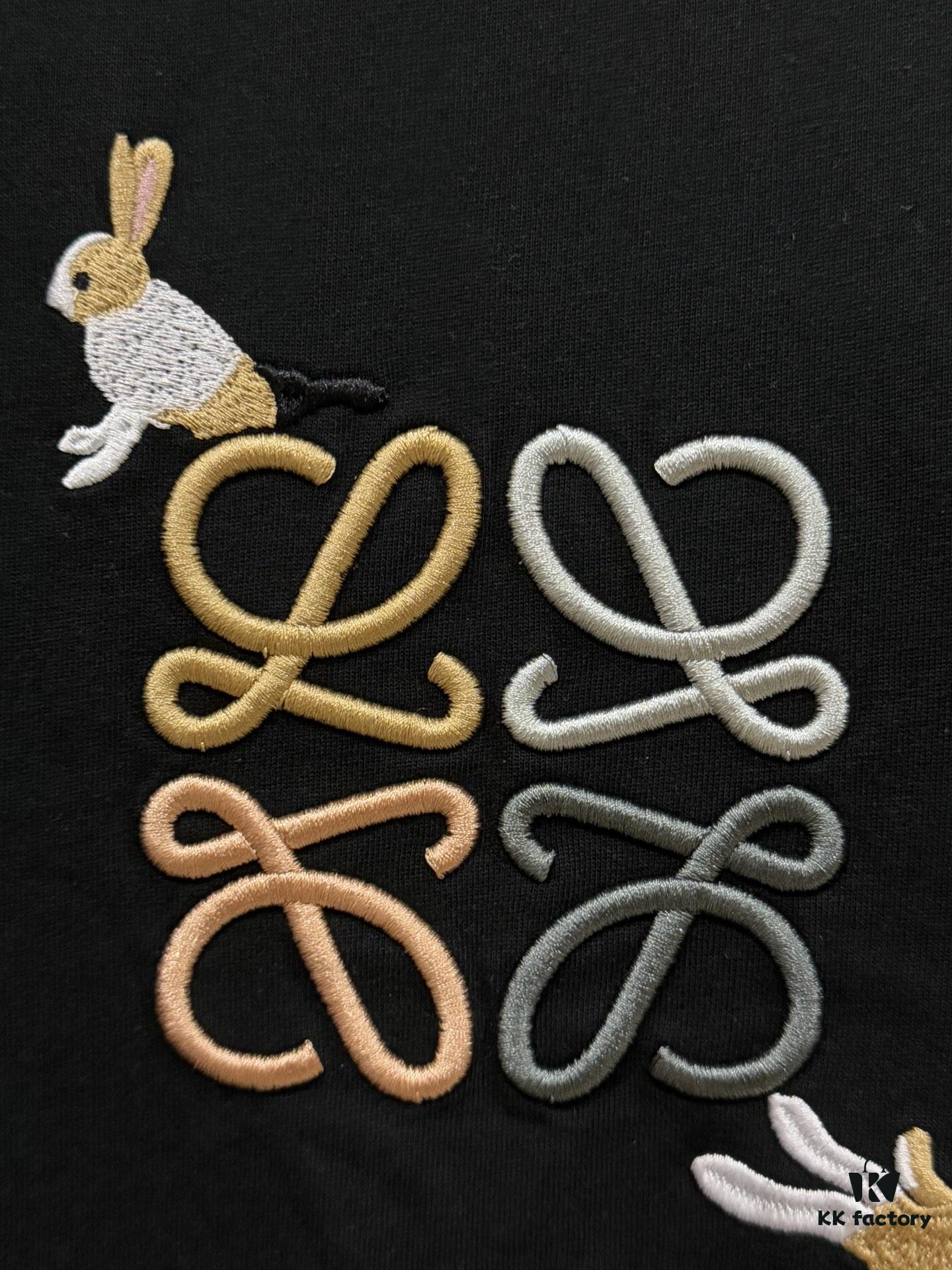 High-Quality Loewe 25SS Spring/Summer Collection Loewe x Suna Fujita Collaborative Series Embroidered Round-Neck Short-Sleeve T-Shirt, Color-Contrast Logo Embroidery on Chest with Cartoon Rabbit Theme, Cute and Fashionable Design, Imported Pallini Embroidery Machine Craftsmanship, Precise Stitching, Rich Colors and Textured Appearance, Well-Tailored Fit with Slight Neck Hugging, Made from 32s 280g Combed Full Cotton Fabric Offering Soft Luster, Skin-Friendly, Breathable and Structured Drape, Unisex Wear for Both Men and Women