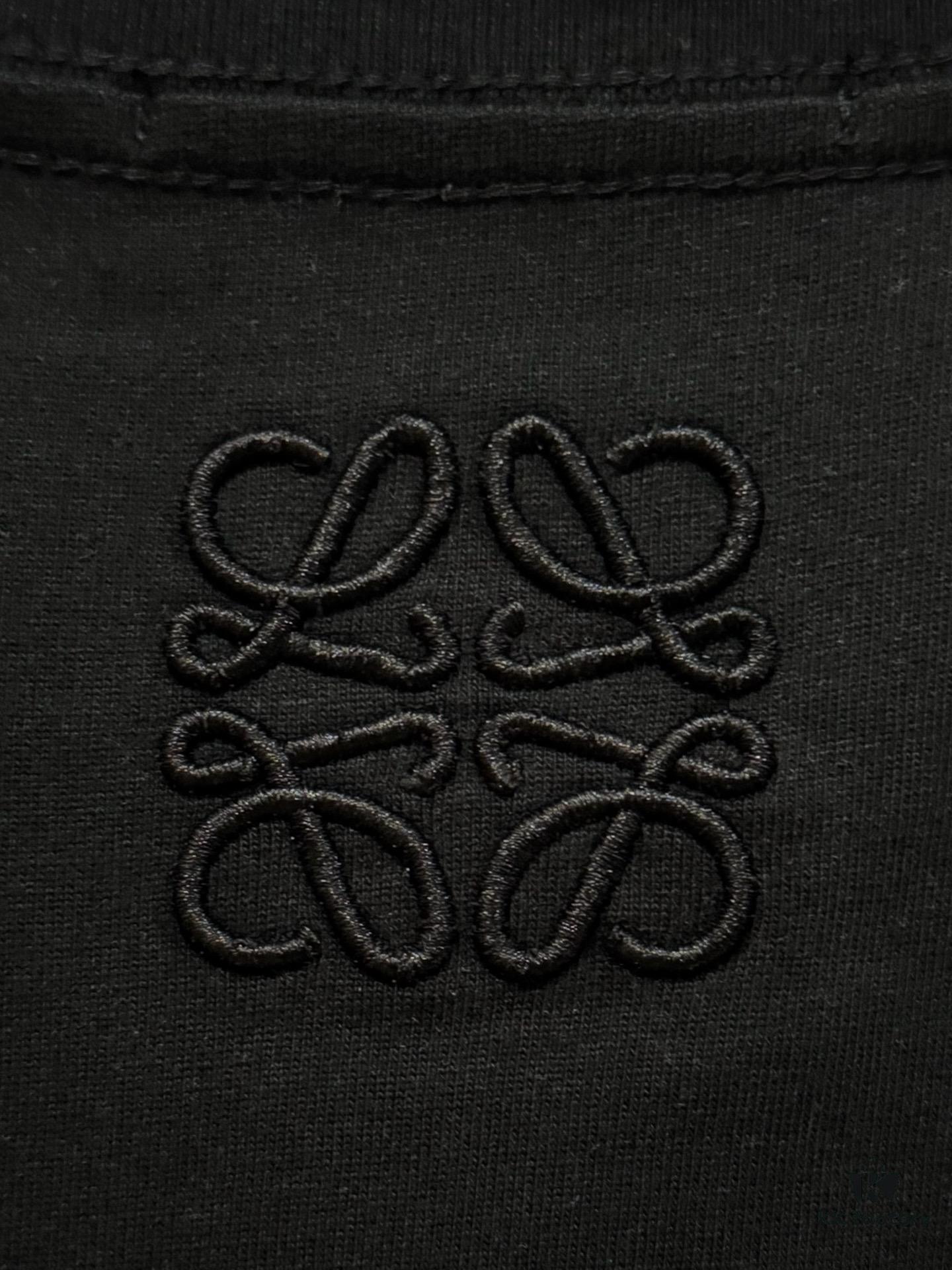 High-Quality Loewe 25SS Spring/Summer Collection Loewe x Suna Fujita Collaborative Series Embroidered Round-Neck Short-Sleeve T-Shirt, Color-Contrast Logo Embroidery on Chest with Cartoon Rabbit Theme, Cute and Fashionable Design, Imported Pallini Embroidery Machine Craftsmanship, Precise Stitching, Rich Colors and Textured Appearance, Well-Tailored Fit with Slight Neck Hugging, Made from 32s 280g Combed Full Cotton Fabric Offering Soft Luster, Skin-Friendly, Breathable and Structured Drape, Unisex Wear for Both Men and Women