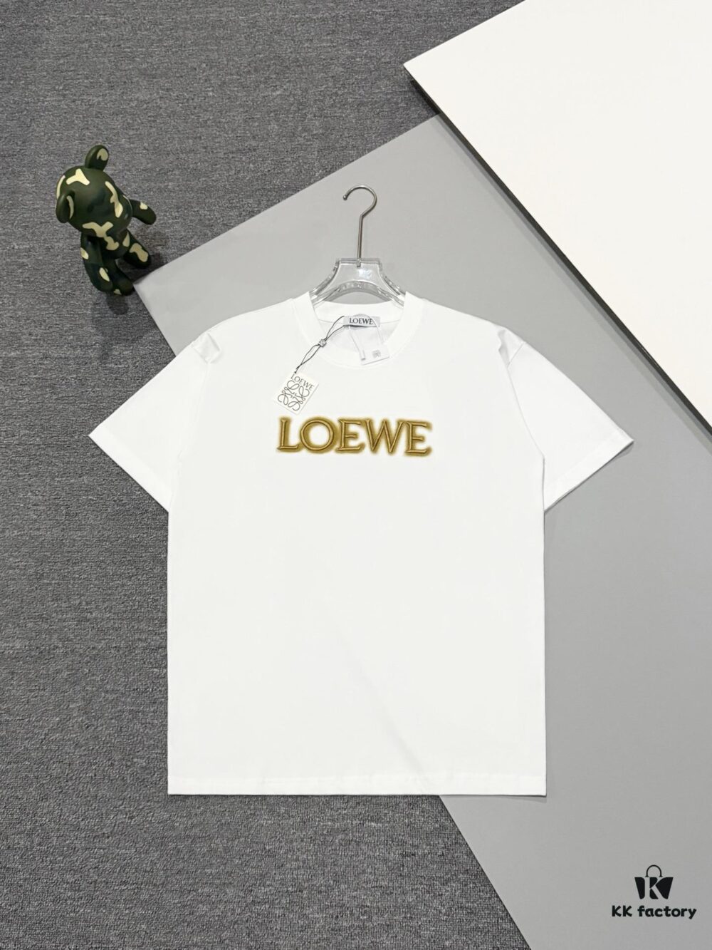 High-Quality Loewe 25SS Spring/Summer New Embroidered Logo Crew Neck Short Sleeve T-Shirt, Original Fabric, Celebrity-Inspired Design with Premium Spray-Painted 3D Embroidery, Front and Back Prints, 32-Single 280g Combed Pure Cotton Material, Extremely Comfortable Feel, Stylish Unisex Tee, Three Labels Complete, Not Ordinary Market Version