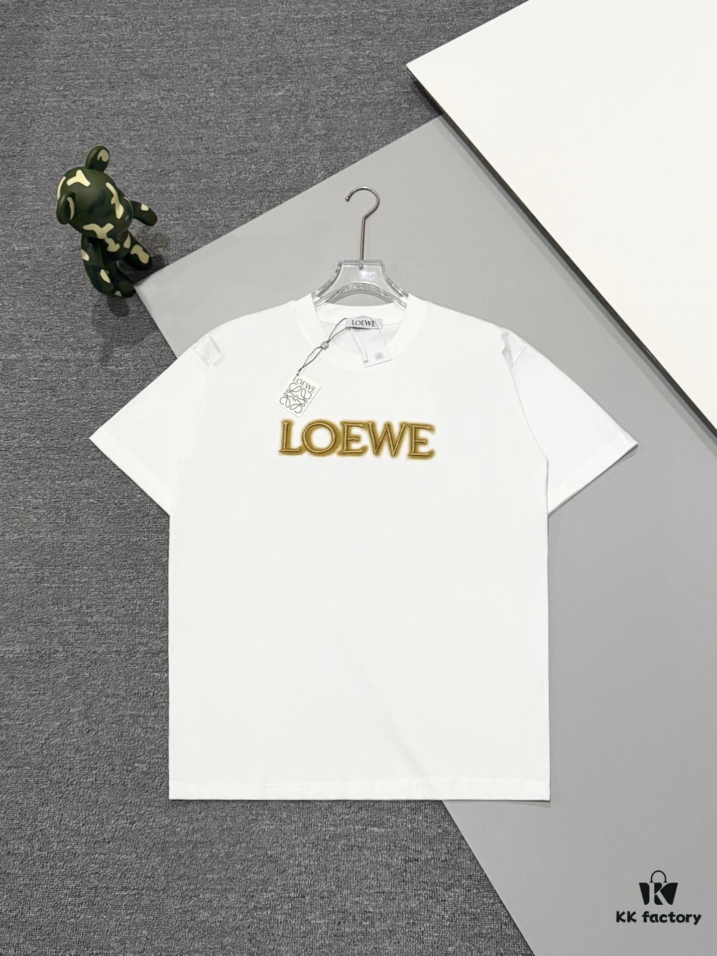 High-Quality Loewe 25SS Spring/Summer New Embroidered Logo Crew Neck Short Sleeve T-Shirt, Original Fabric, Celebrity-Inspired Design with Premium Spray-Painted 3D Embroidery, Front and Back Prints, 32-Single 280g Combed Pure Cotton Material, Extremely Comfortable Feel, Stylish Unisex Tee, Three Labels Complete, Not Ordinary Market Version