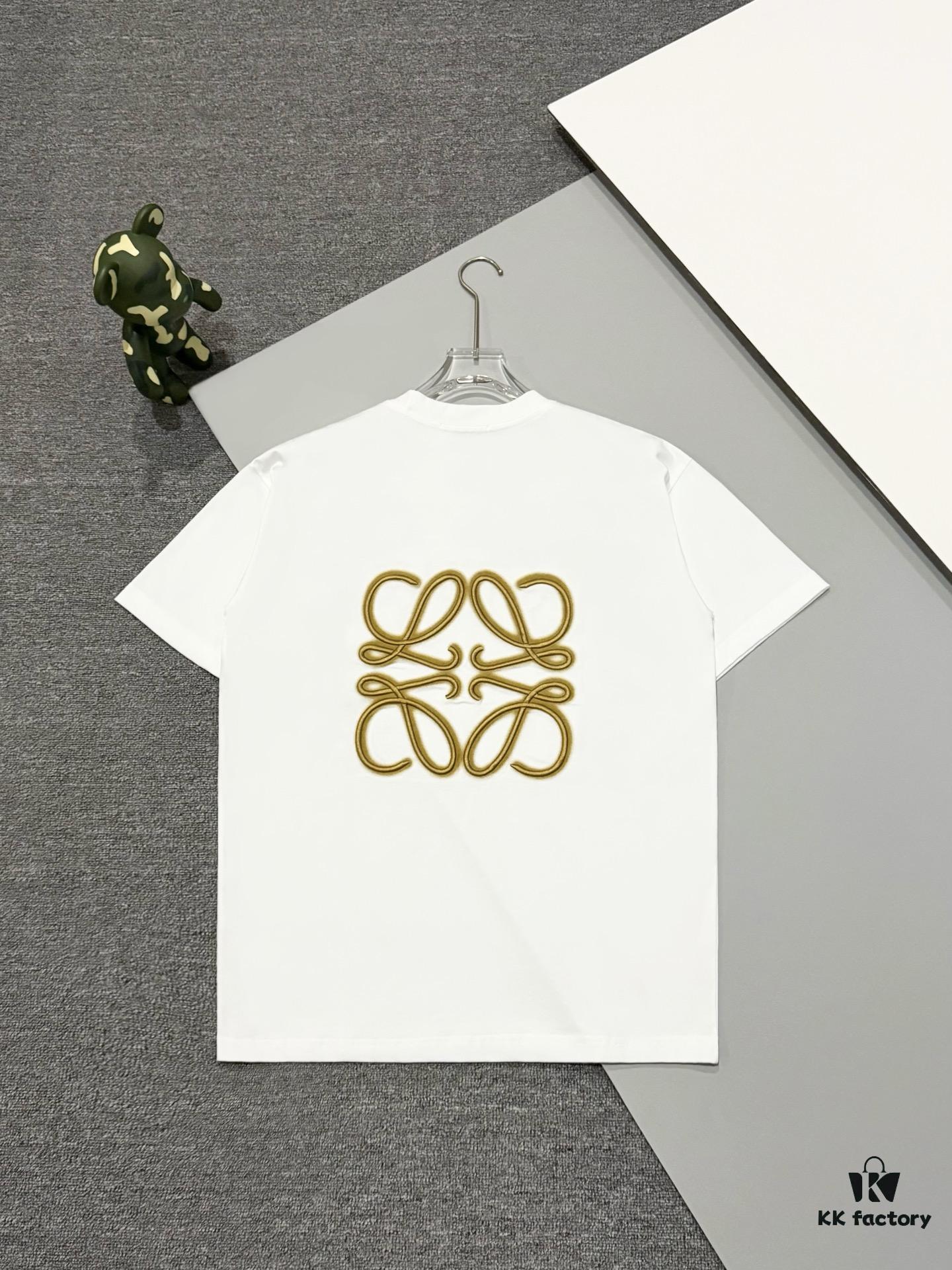 High-Quality Loewe 25SS Spring/Summer New Embroidered Logo Crew Neck Short Sleeve T-Shirt, Original Fabric, Celebrity-Inspired Design with Premium Spray-Painted 3D Embroidery, Front and Back Prints, 32-Single 280g Combed Pure Cotton Material, Extremely Comfortable Feel, Stylish Unisex Tee, Three Labels Complete, Not Ordinary Market Version