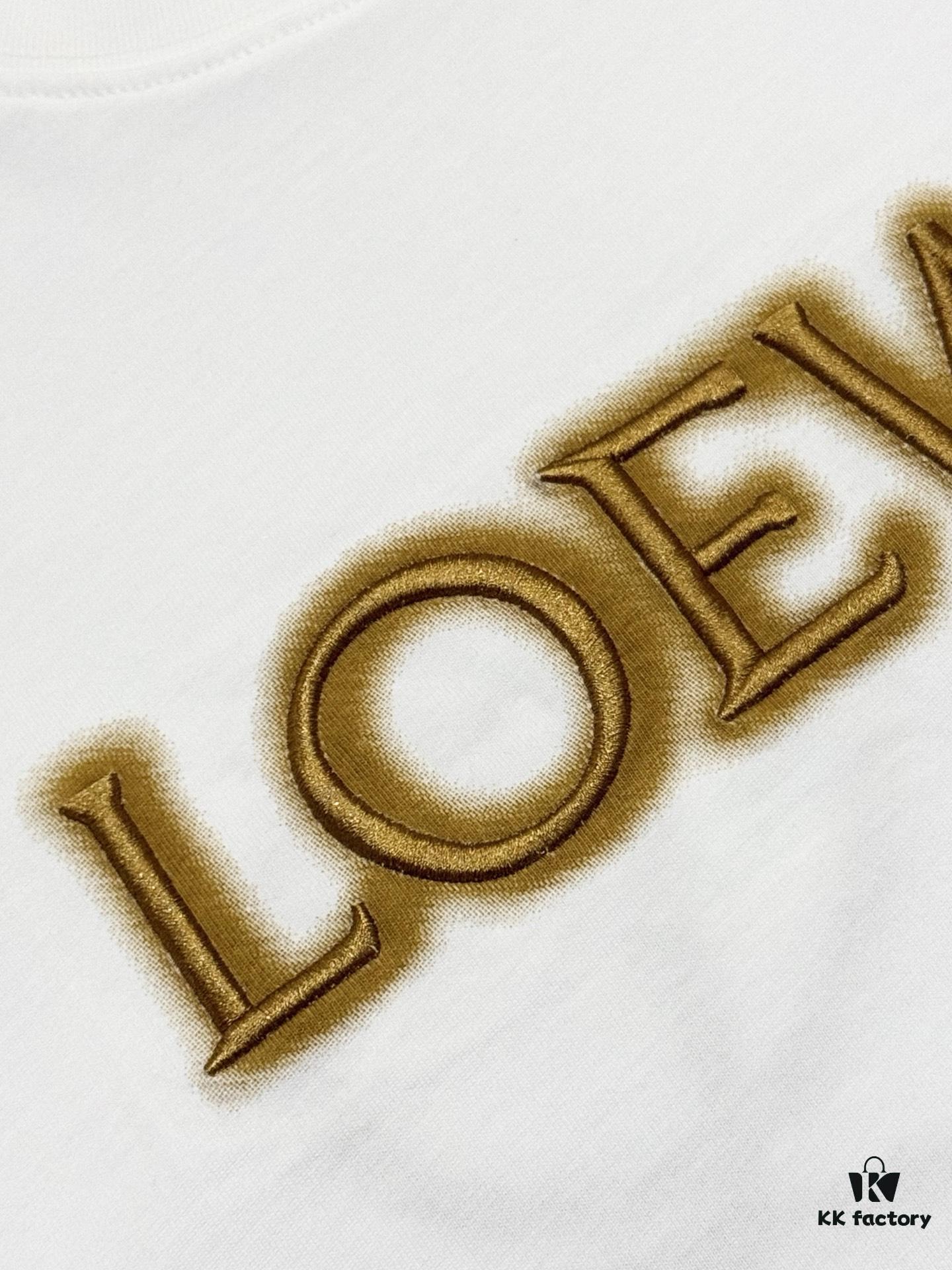 High-Quality Loewe 25SS Spring/Summer New Embroidered Logo Crew Neck Short Sleeve T-Shirt, Original Fabric, Celebrity-Inspired Design with Premium Spray-Painted 3D Embroidery, Front and Back Prints, 32-Single 280g Combed Pure Cotton Material, Extremely Comfortable Feel, Stylish Unisex Tee, Three Labels Complete, Not Ordinary Market Version